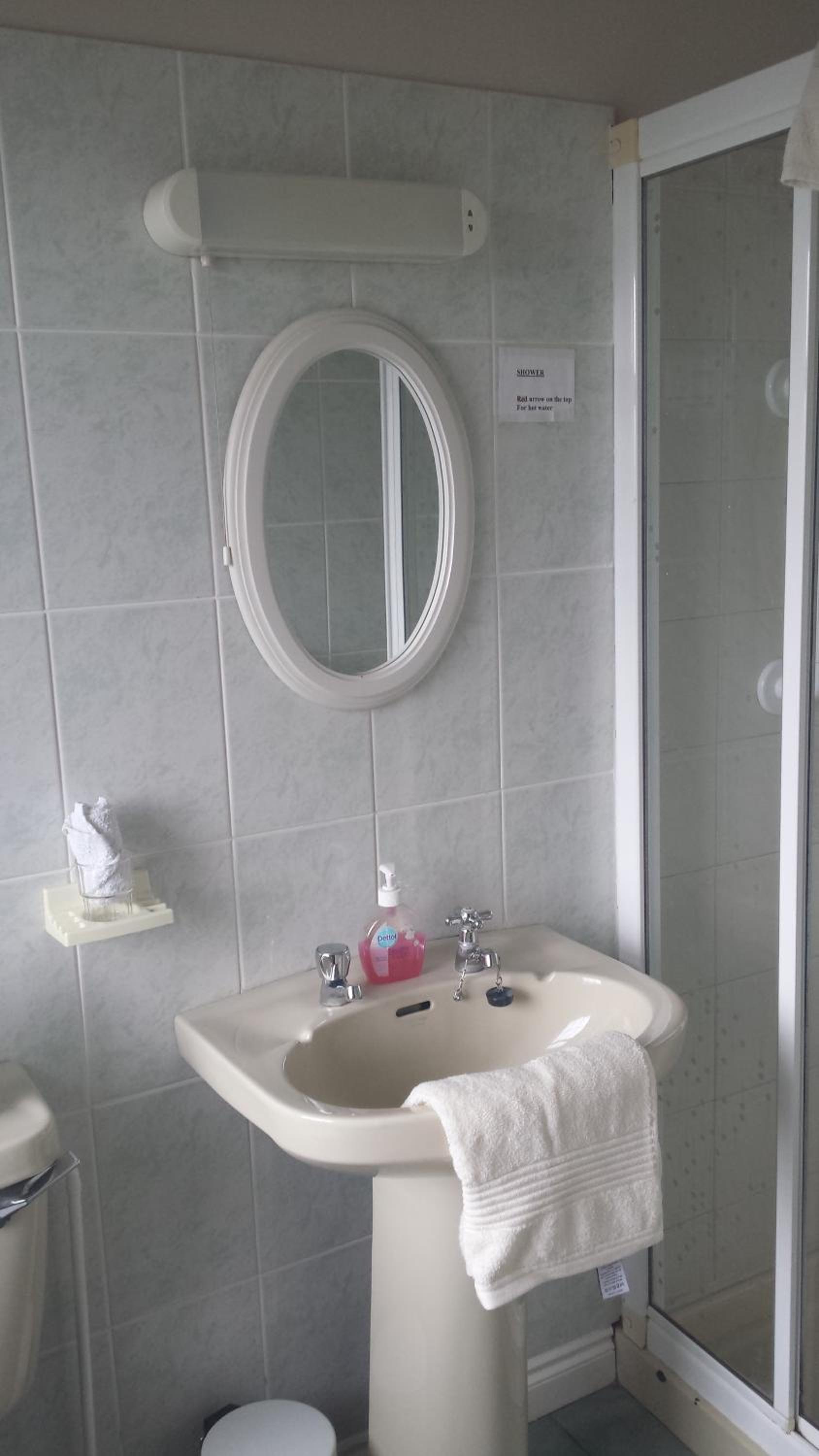 Twin Room - Photo 20