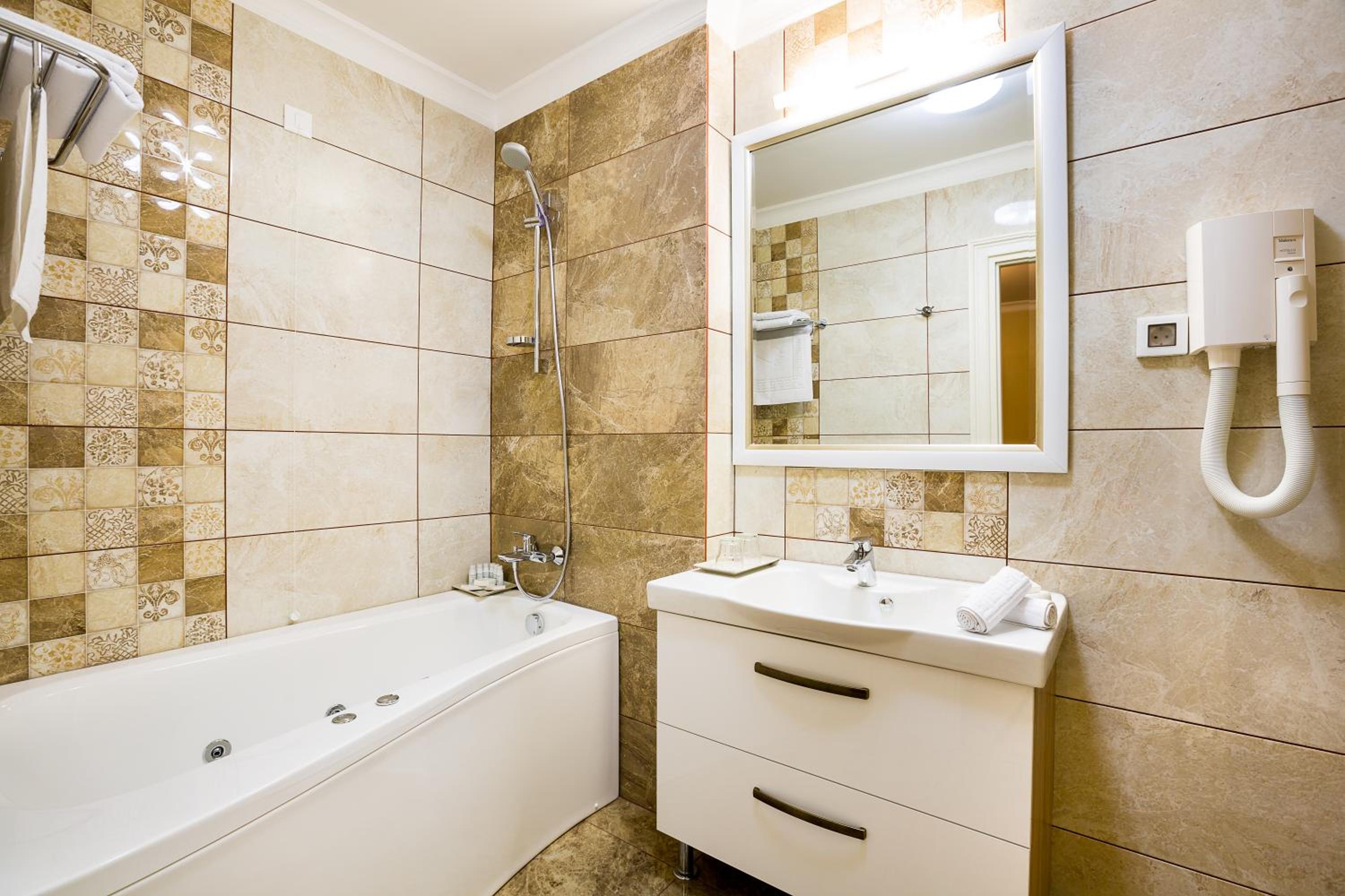 One-Bedroom Apartment - Photo 2