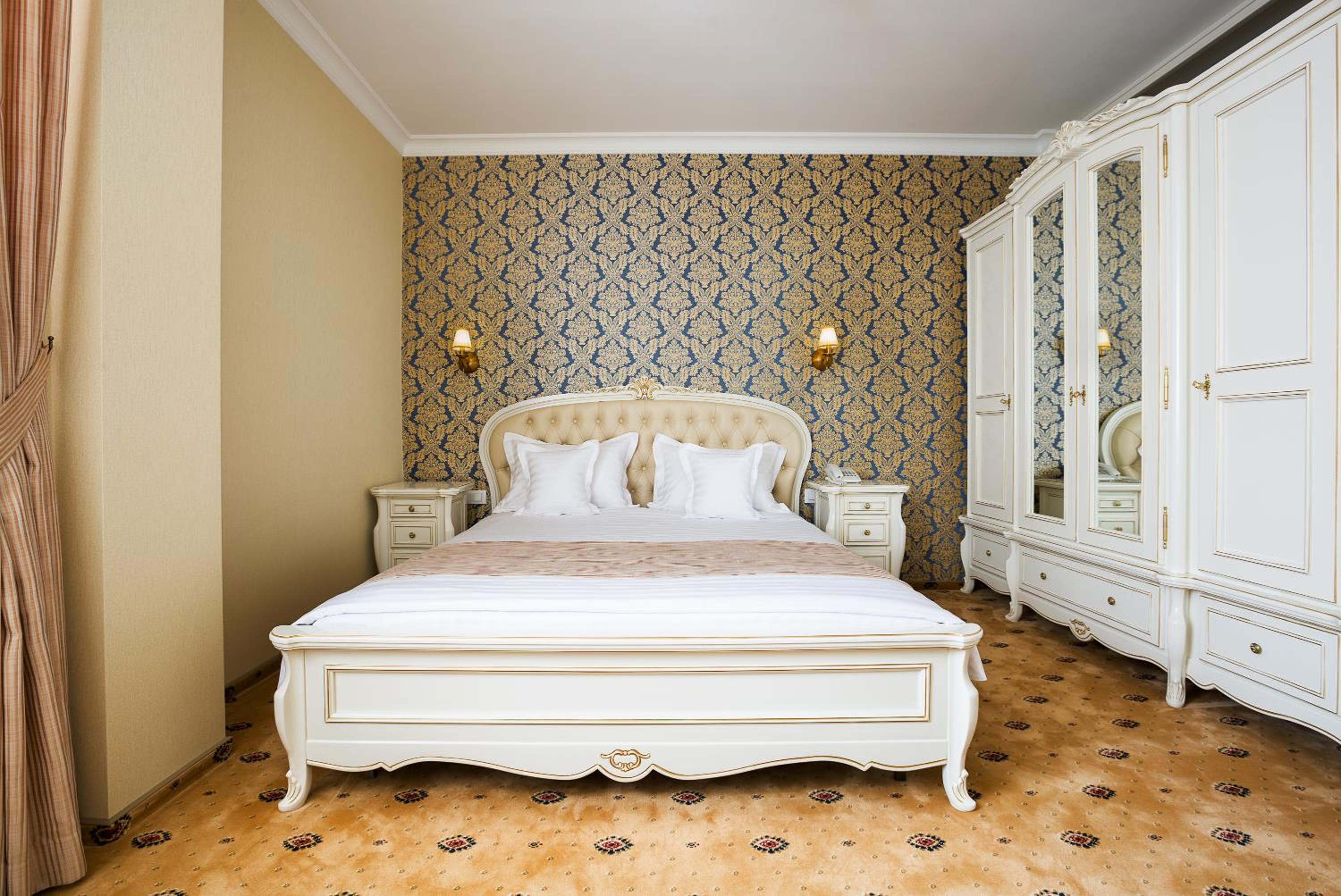 One-Bedroom Apartment - Photo 1