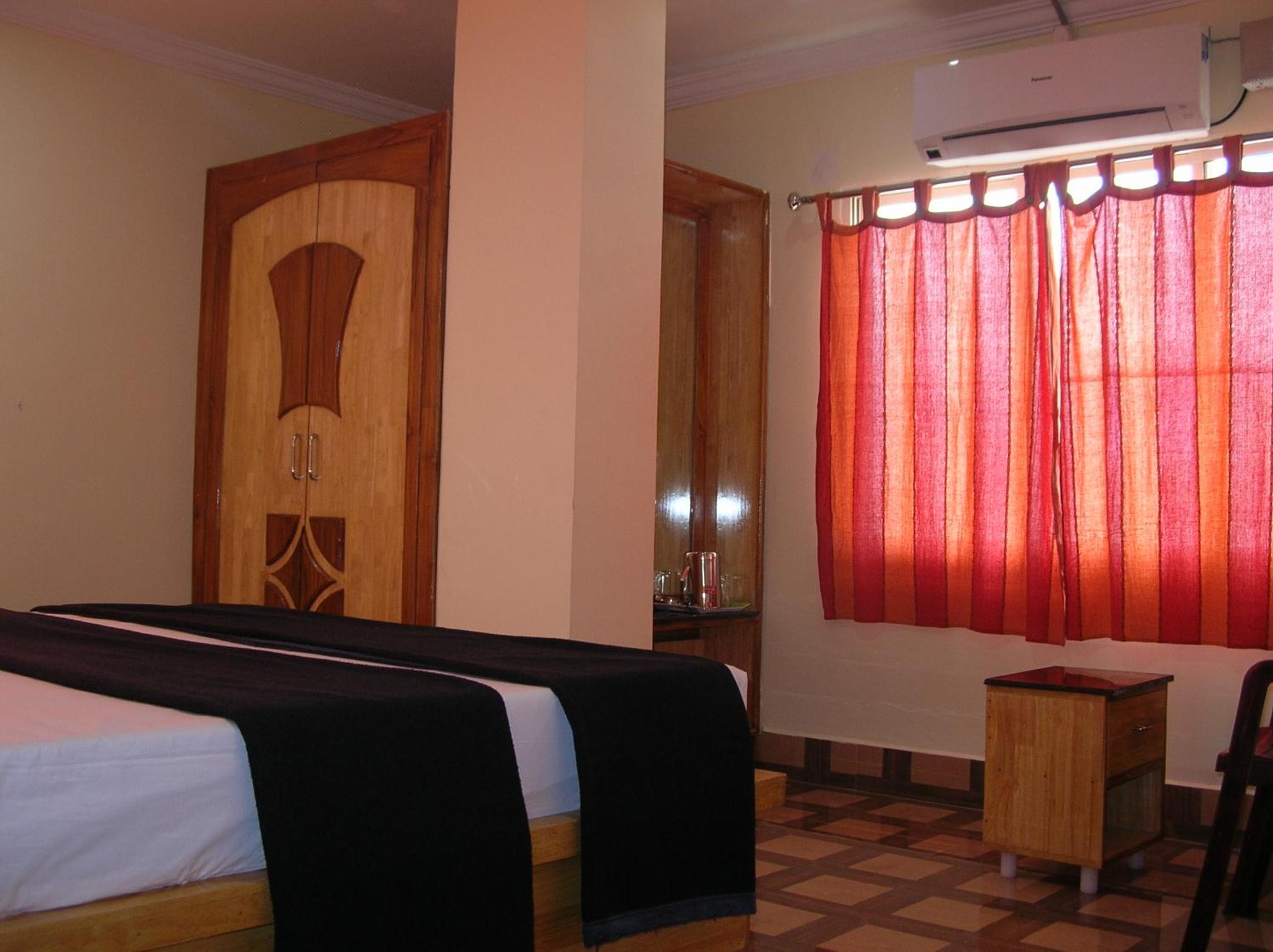 Deluxe Double Room ( Double Bed AC Room ) photo 2