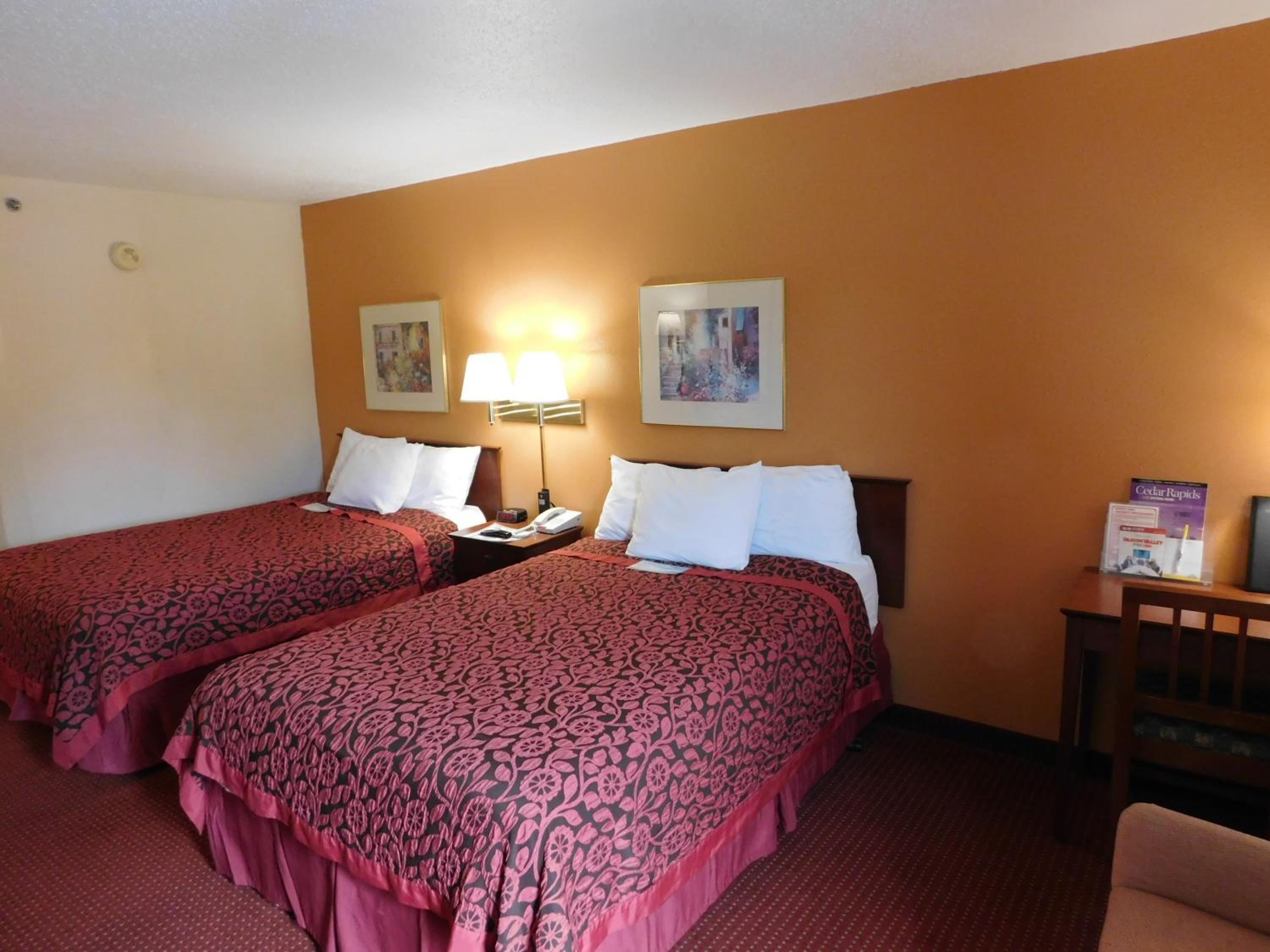 Deluxe Double Room with Two Double Beds - Non-Smoking - Photo 2