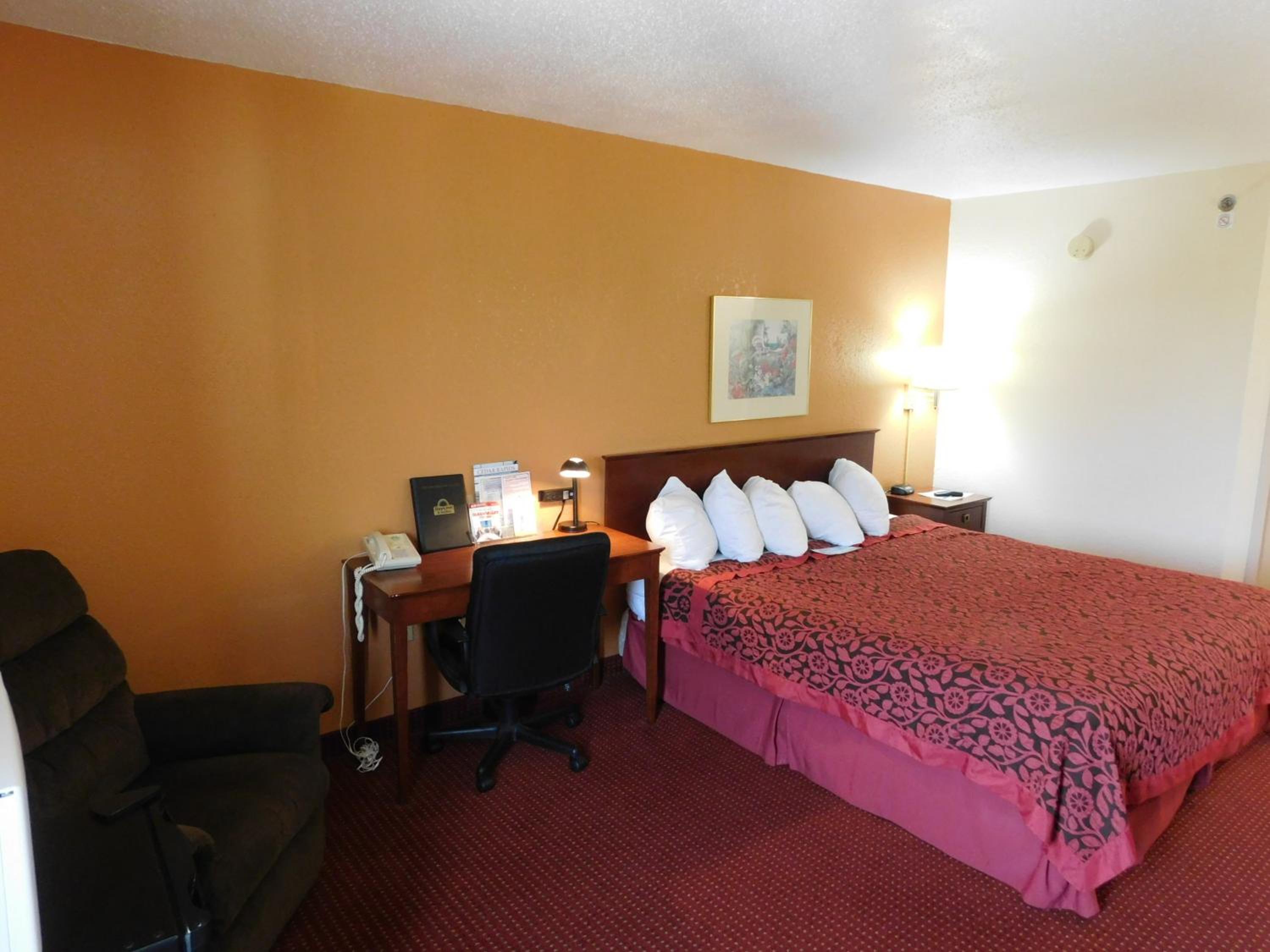 King Room - Non-Smoking - Photo 4