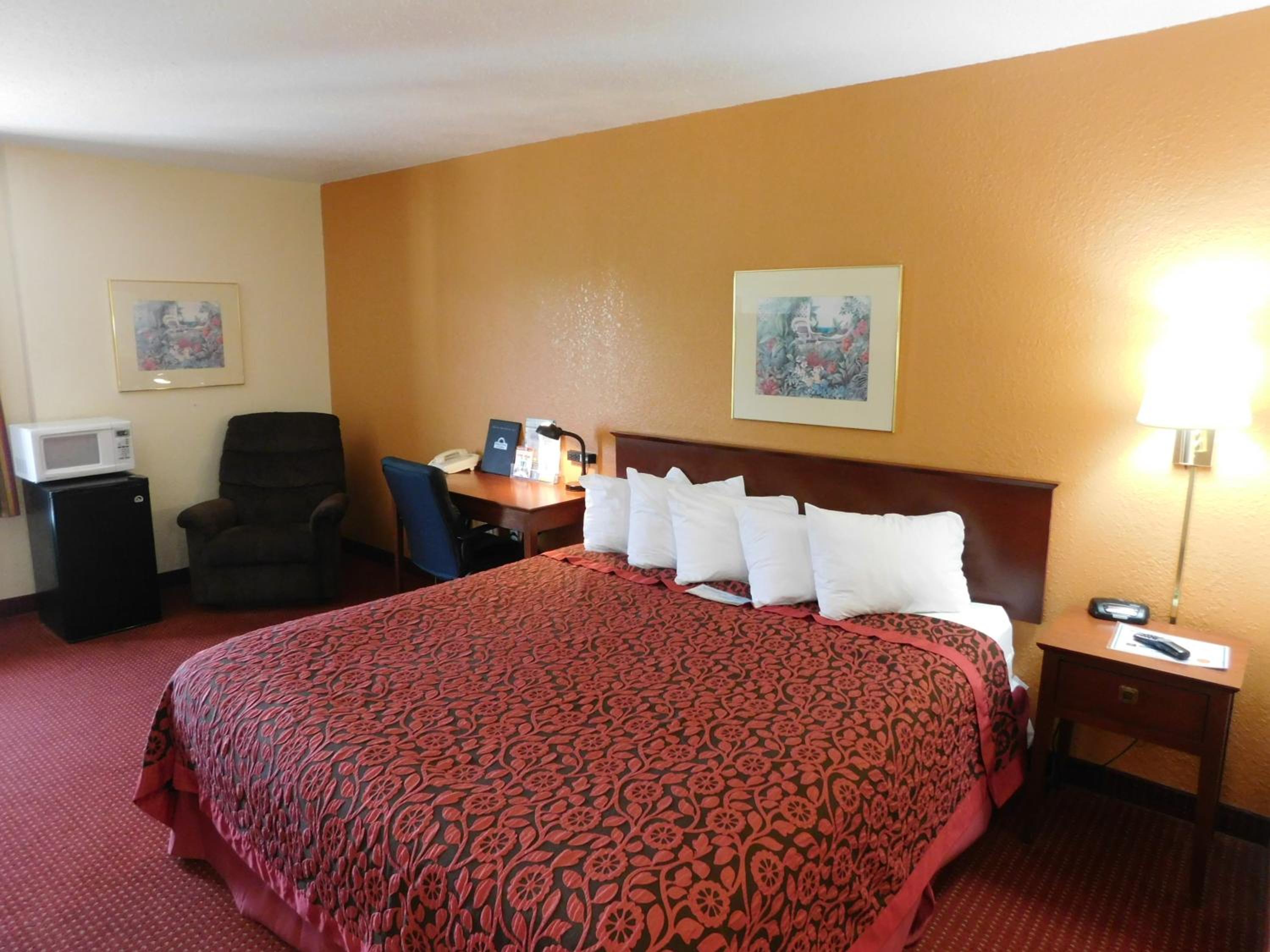 King Room - Non-Smoking - Photo 3