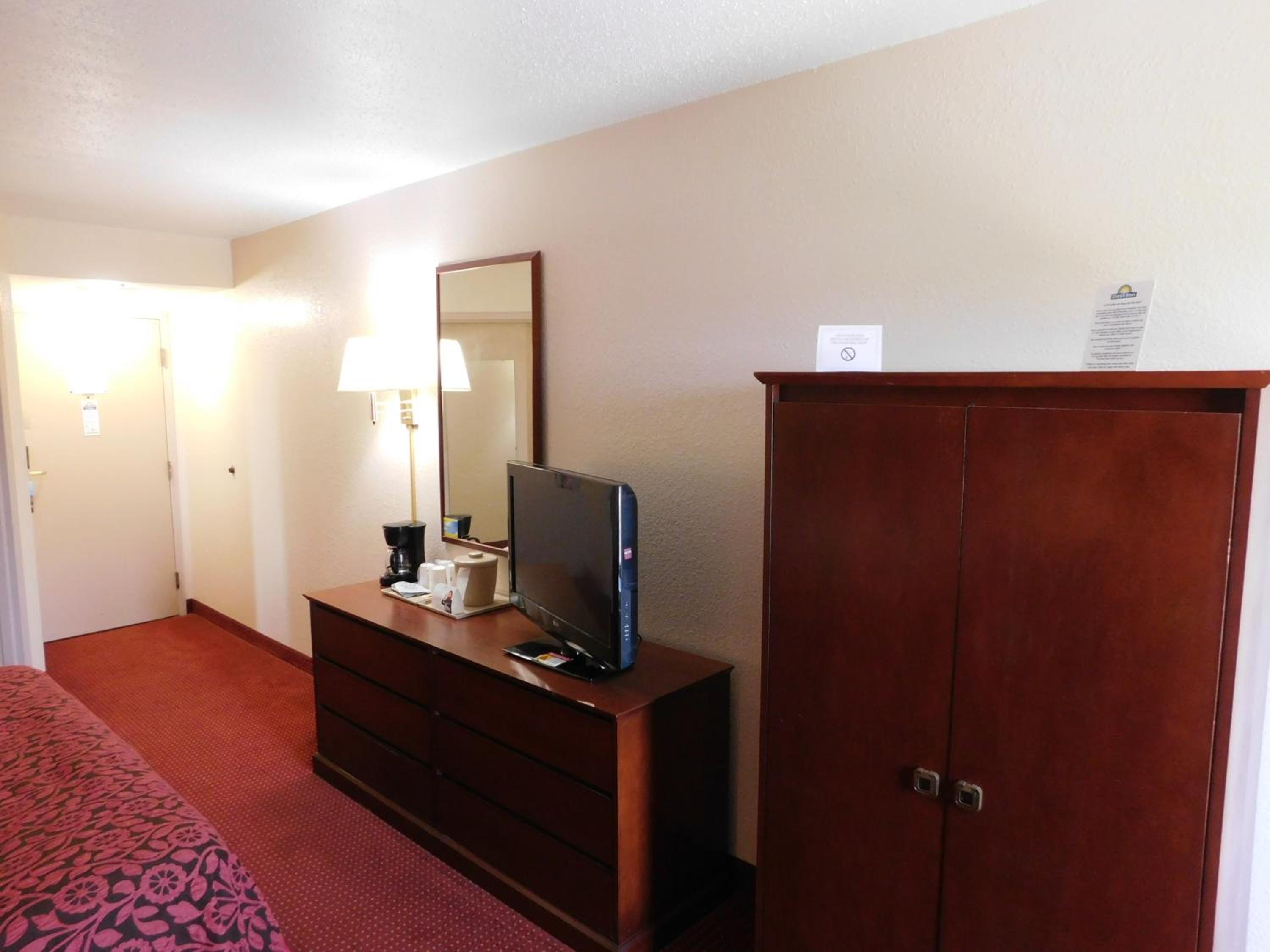 King Room - Non-Smoking - Photo 2