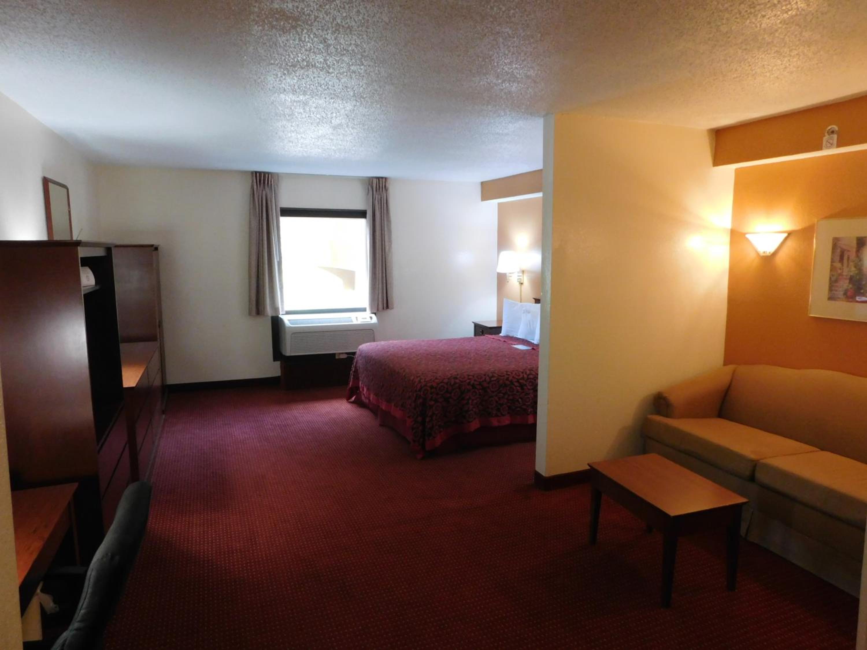 King Suite- Non-Smoking - Photo 3