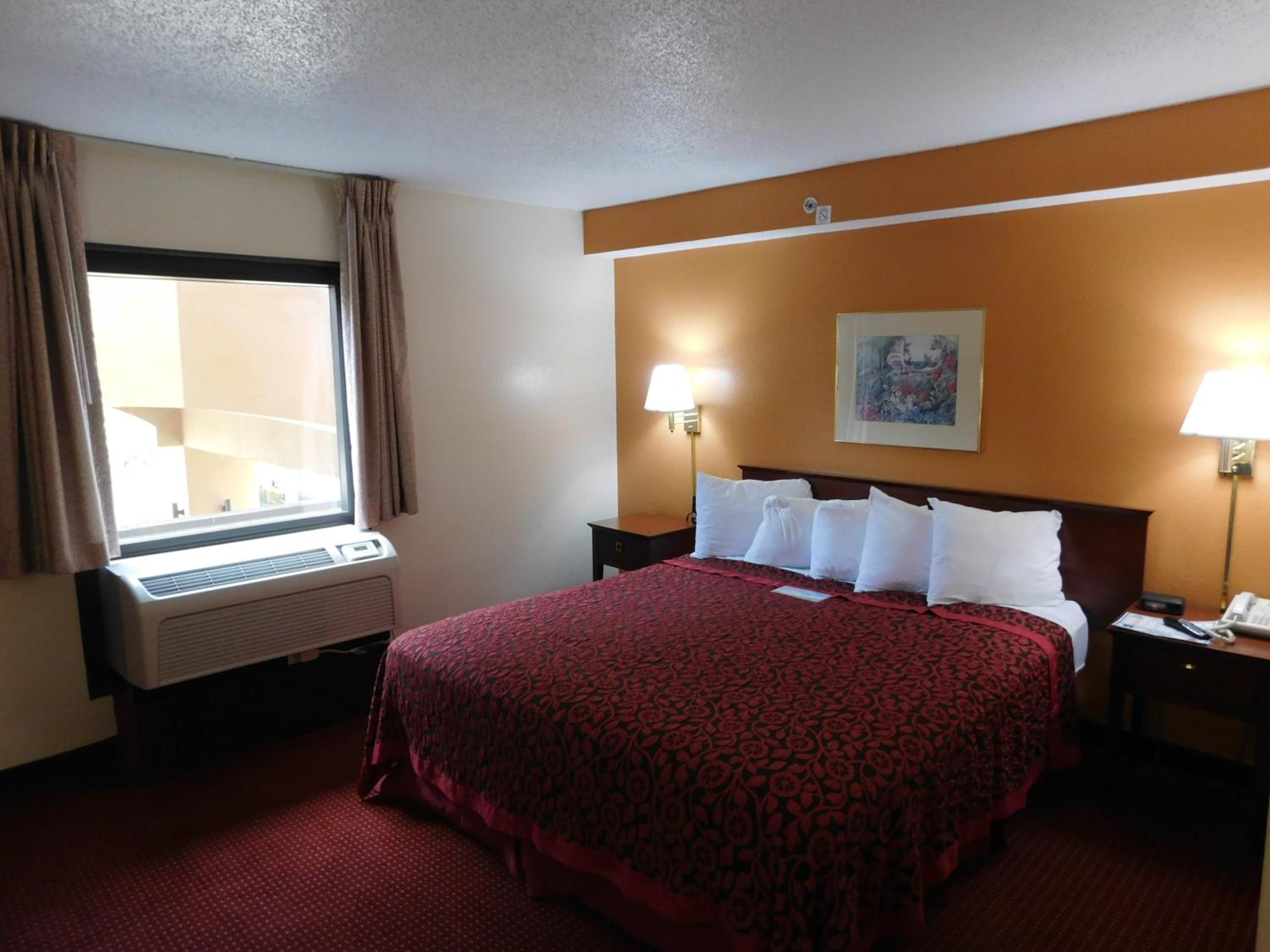 King Suite- Non-Smoking - Photo 2