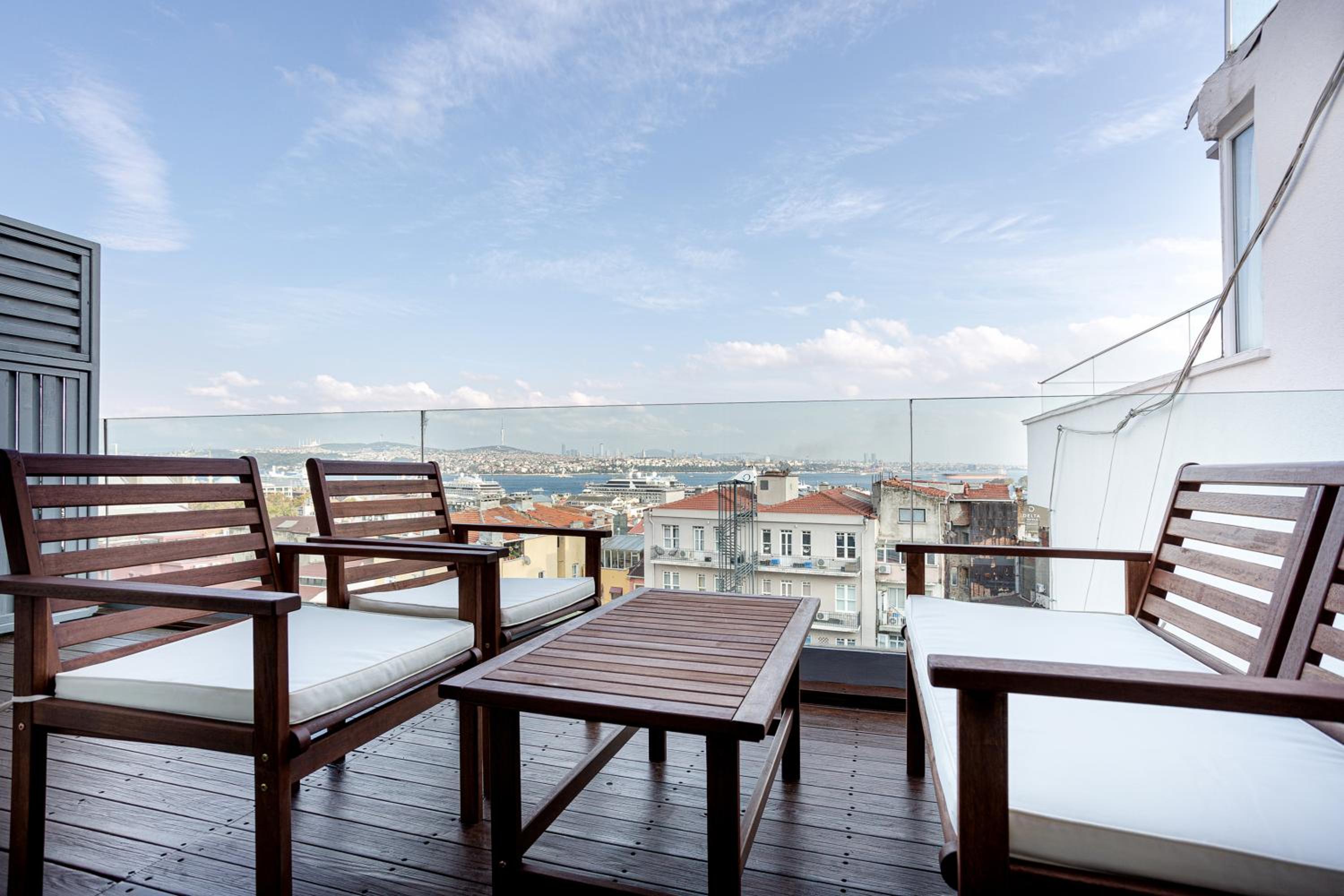 One-Bedroom Apartment with Sea View and Terrace photo 2