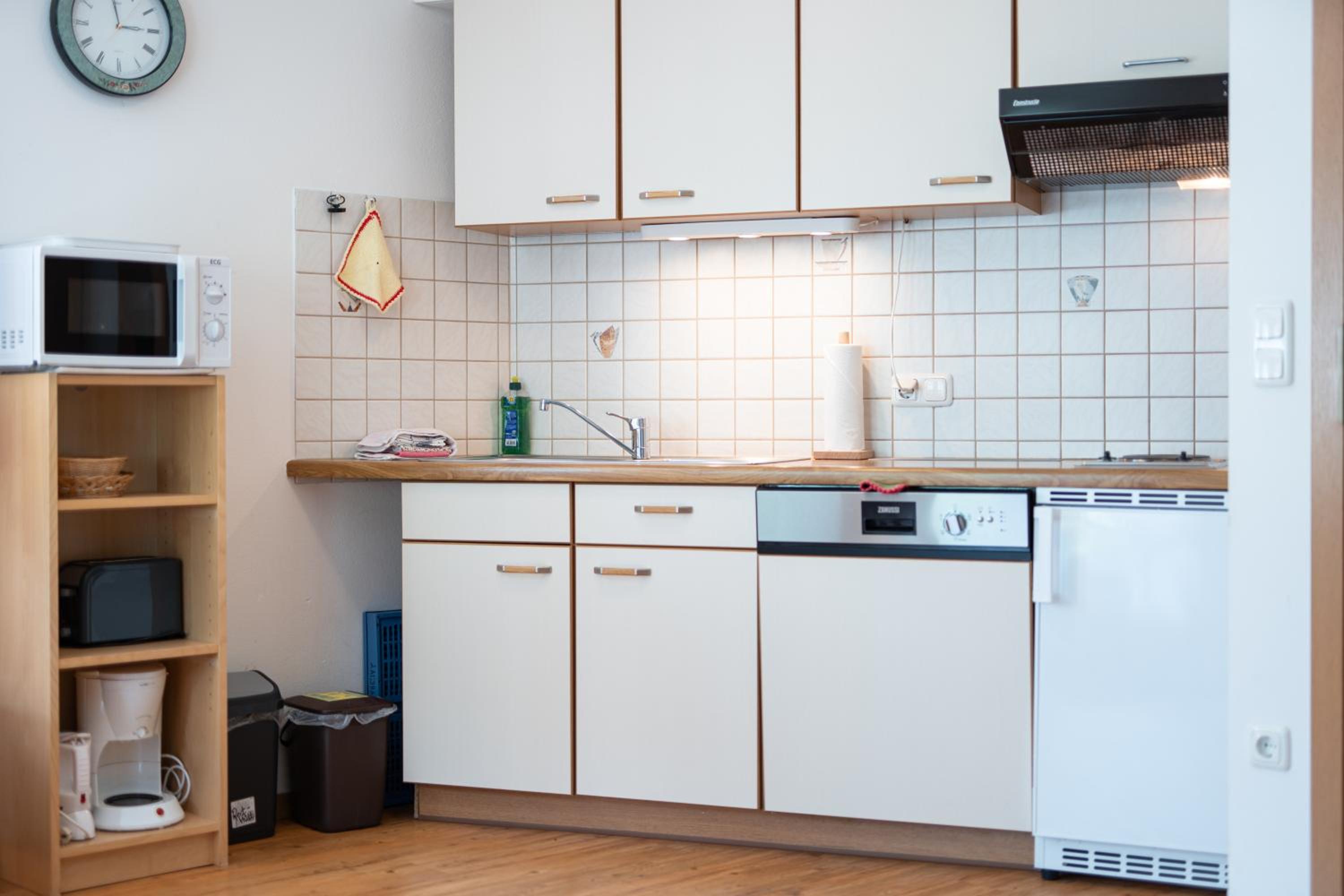 One-Bedroom Apartment with Balcony and Mountain View   photo 2
