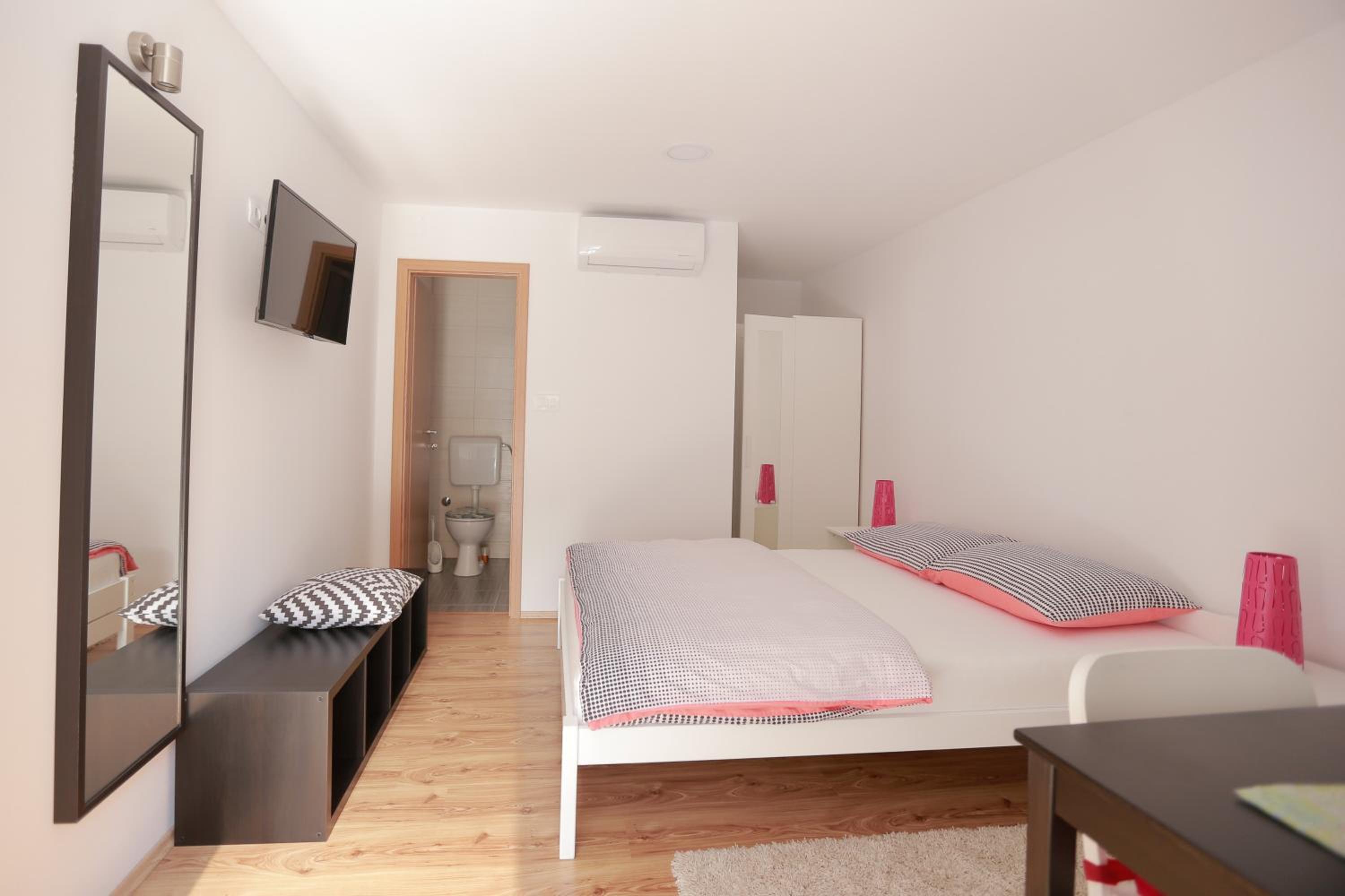Comfort Double Room with Bathroom - Photo 8