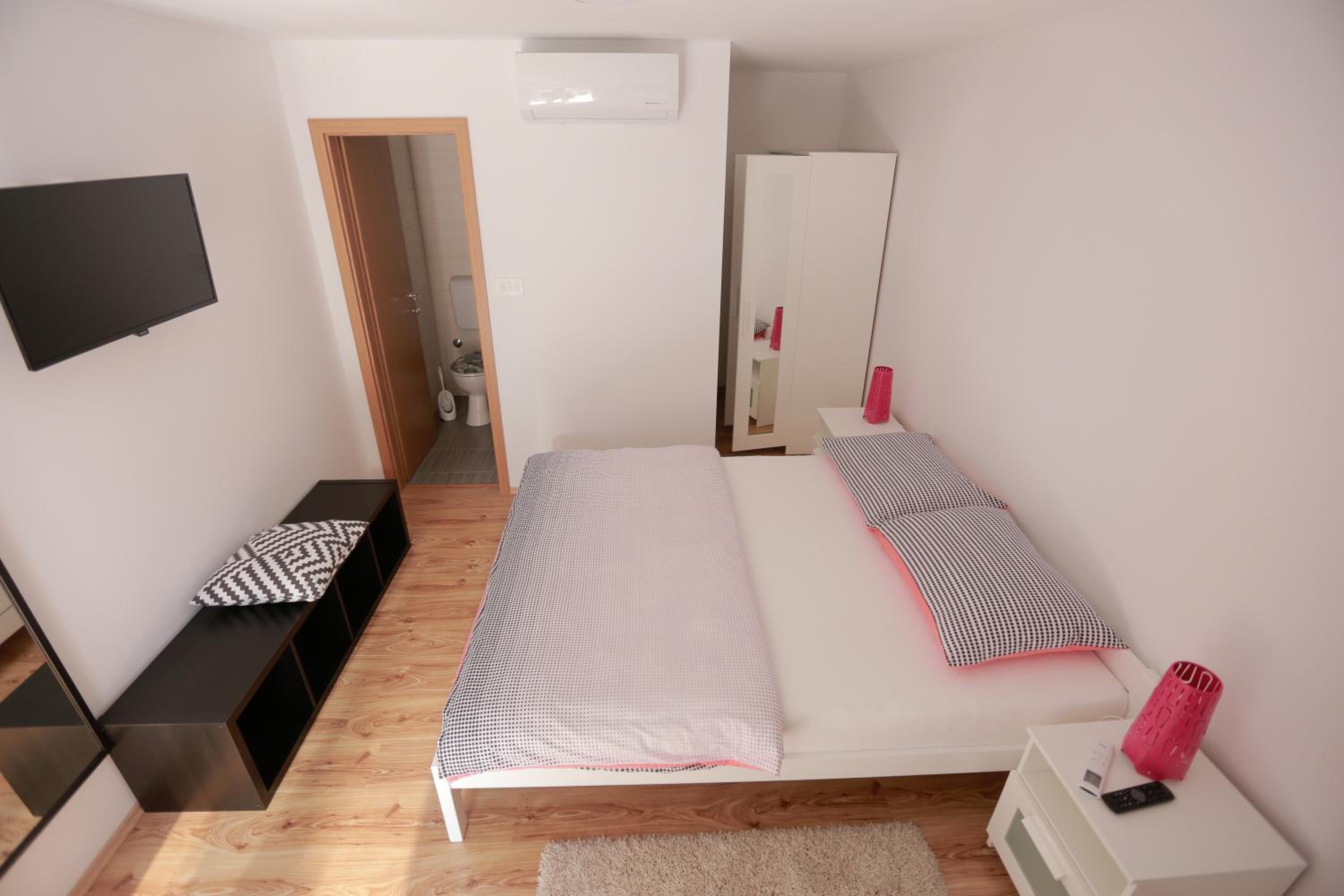 Comfort Double Room with Bathroom - Photo 6