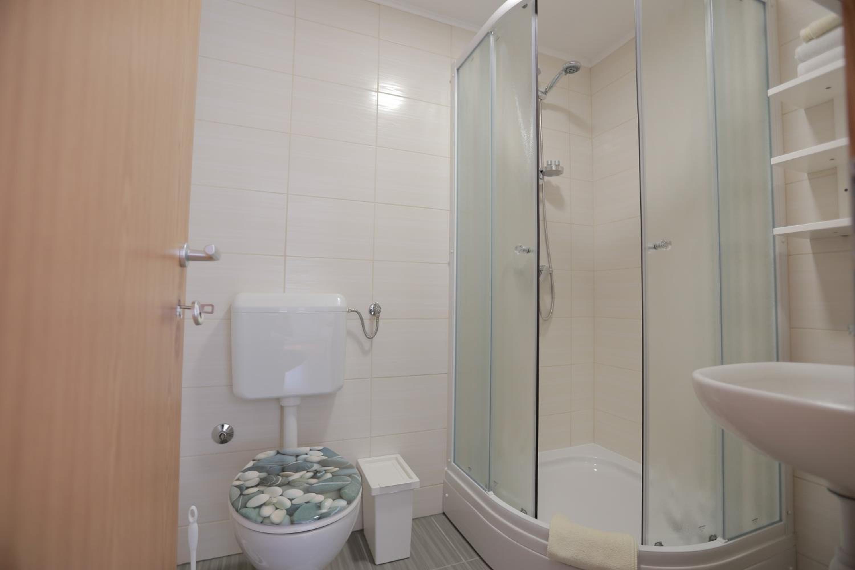 Comfort Double Room with Bathroom - Photo 5