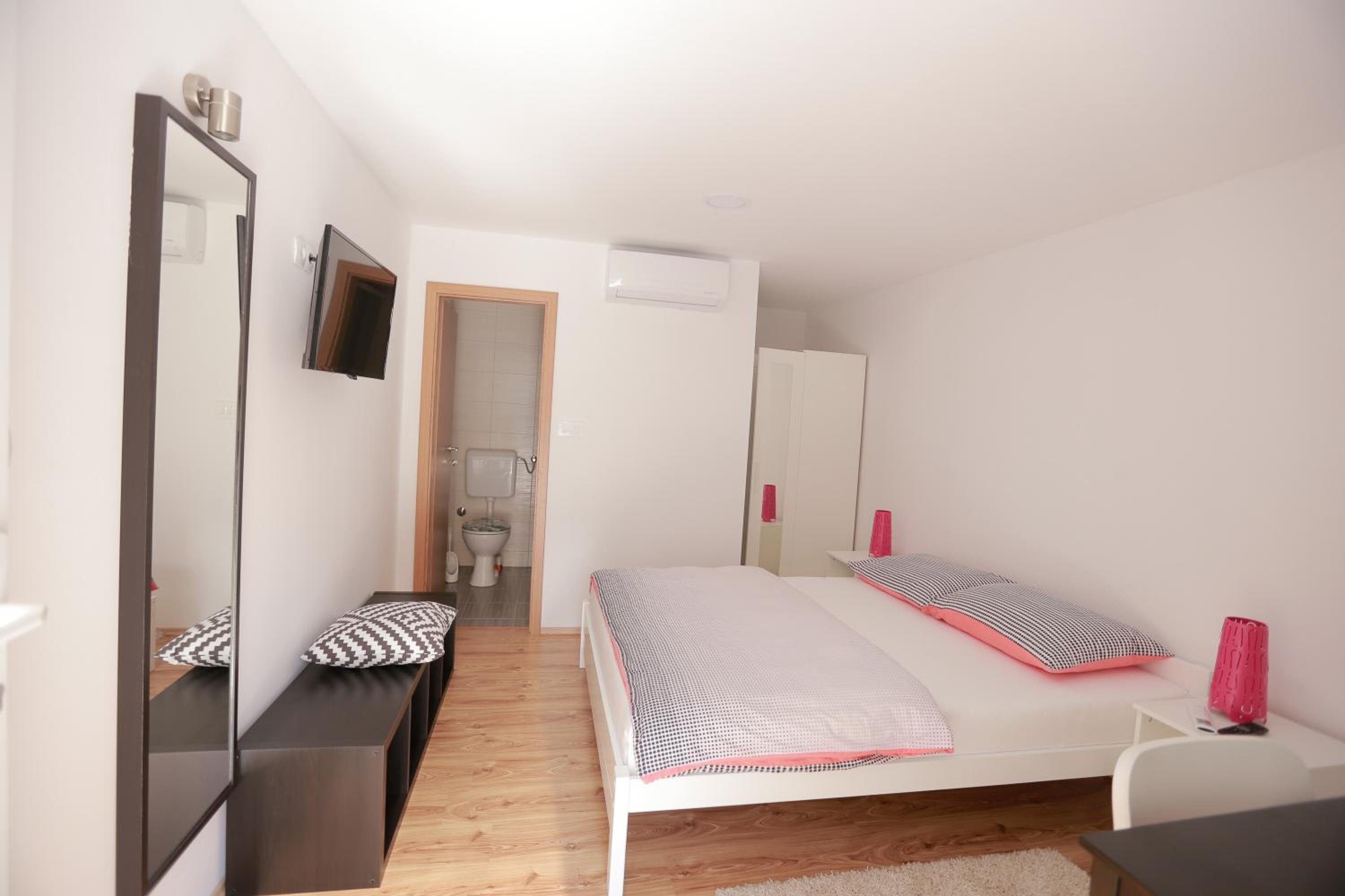 Comfort Double Room with Bathroom - Photo 4
