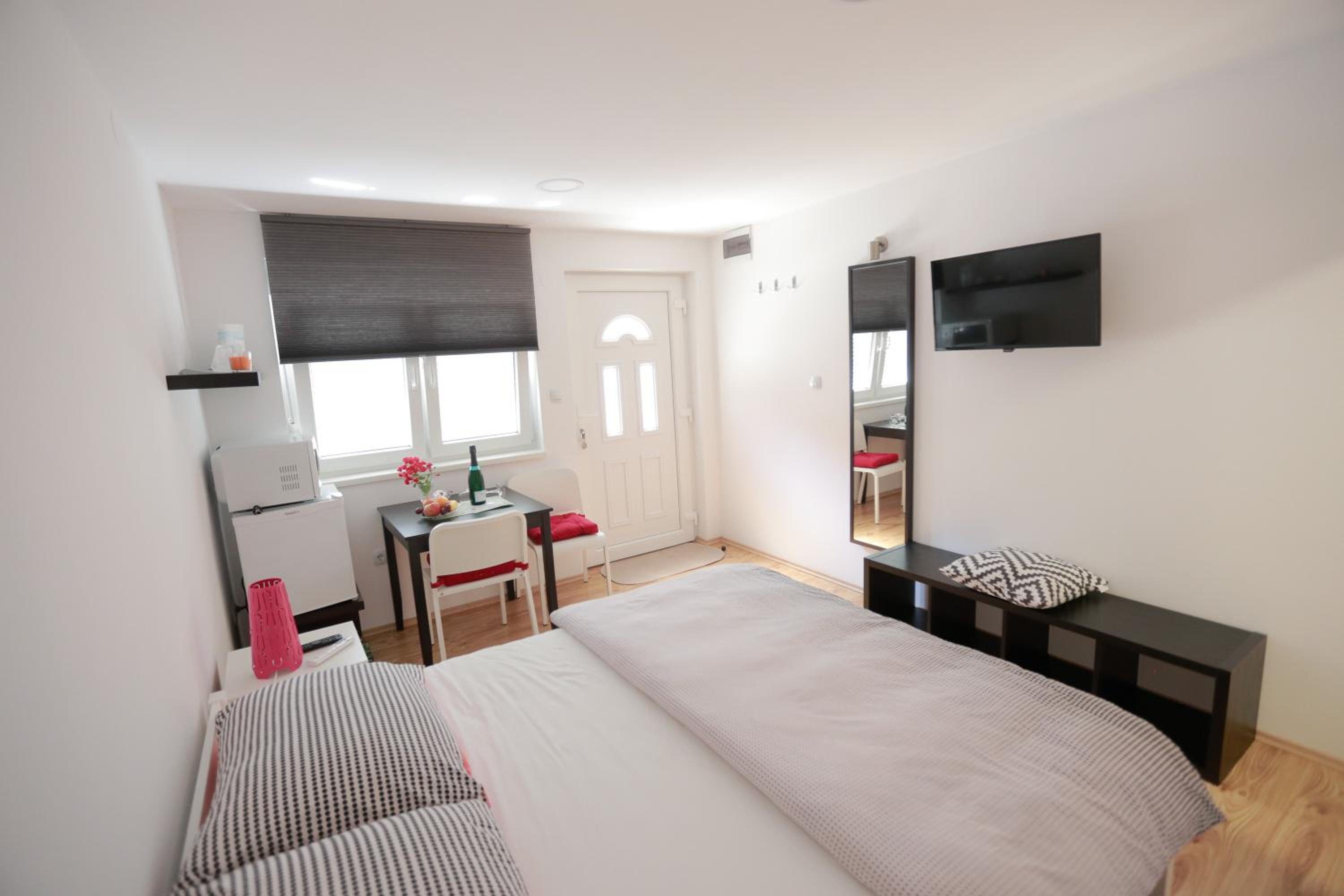 Comfort Double Room with Bathroom - Photo 17