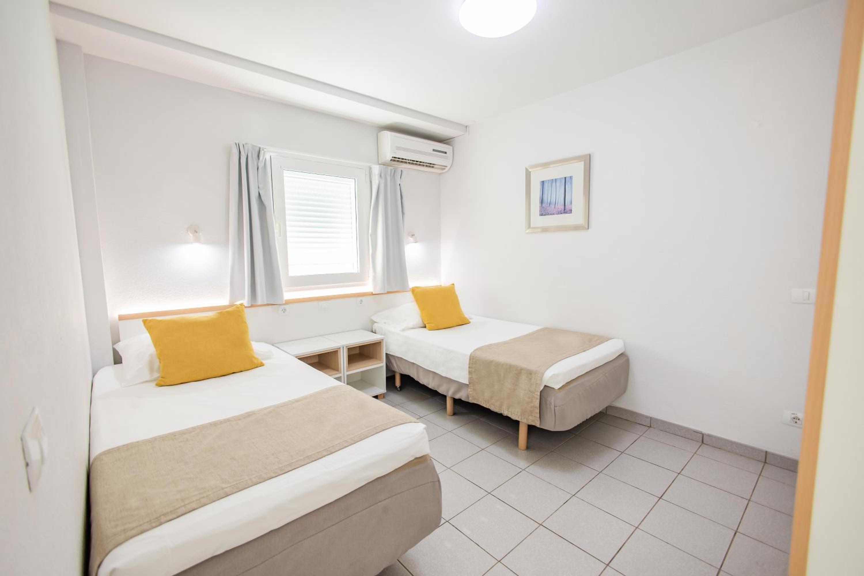 Premier One-Bedroom Apartment with Terrace & Bath Tub (+18)