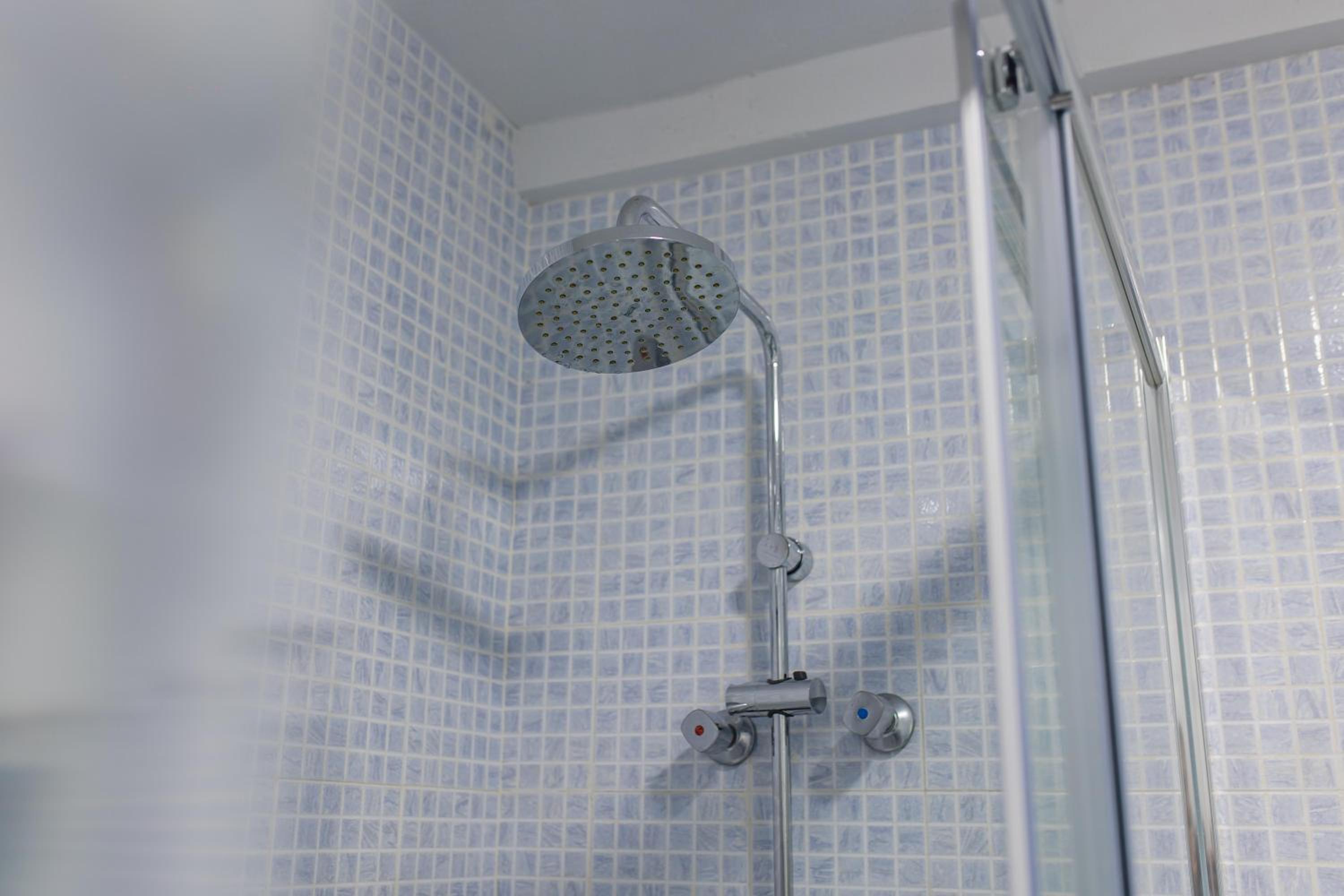 Premier One-Bedroom Apartment with Terrace & Bath Tub (+18) photo 3