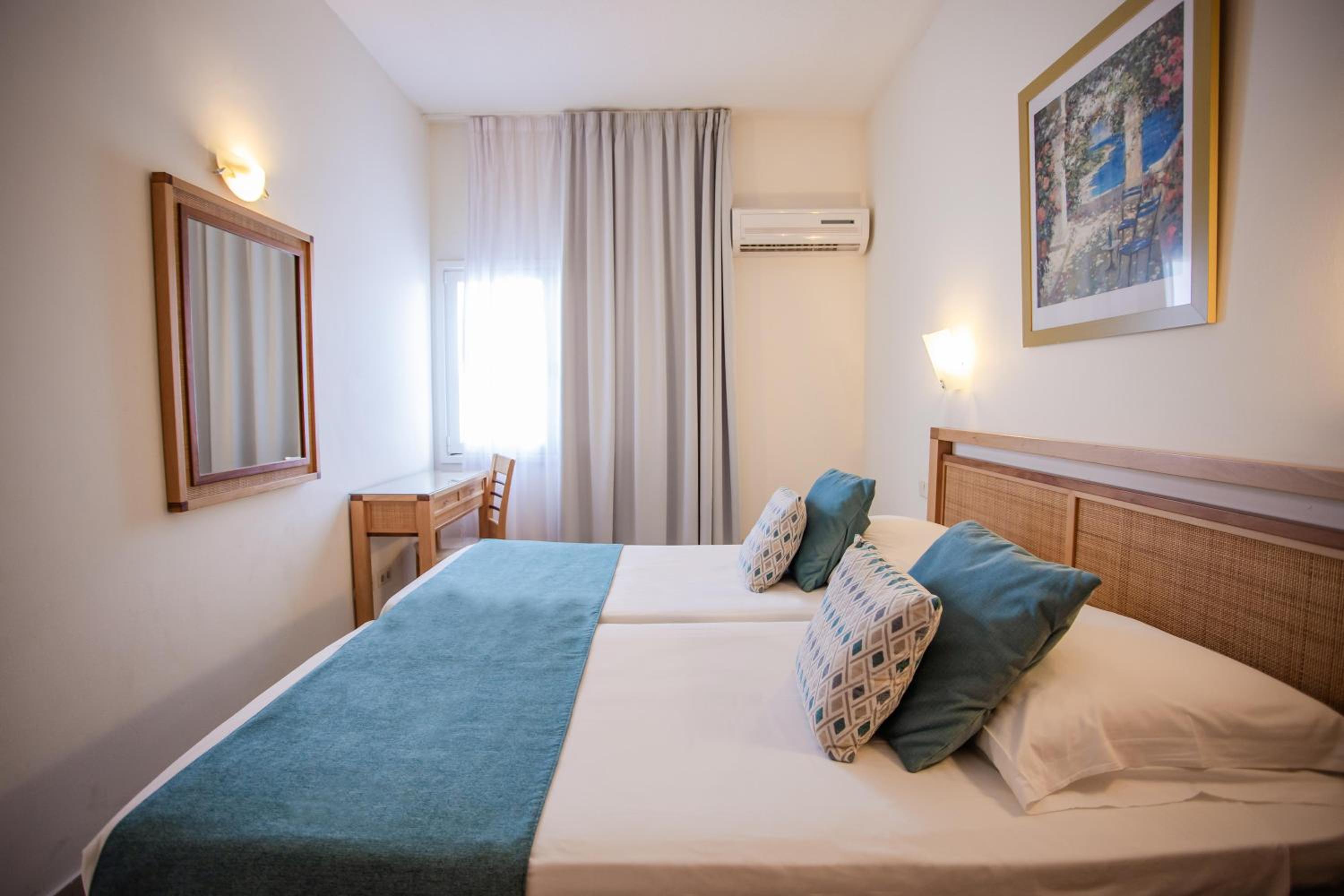 Royal Premier One-Bedroom Apartment with Terrace & Bath Tub (+18) photo 1