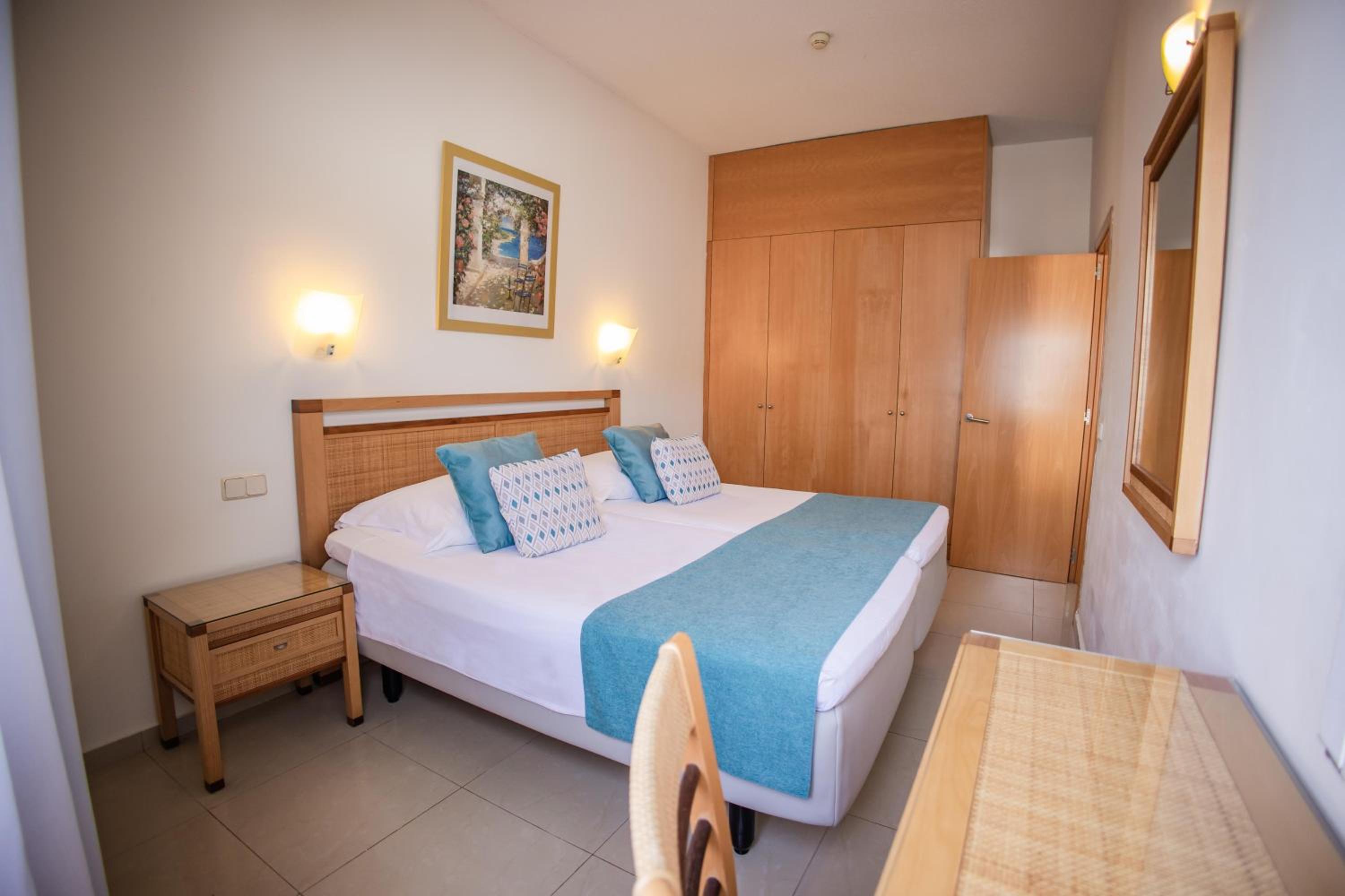 Royal Premier One-Bedroom Apartment with Terrace & Bath Tub (+18)