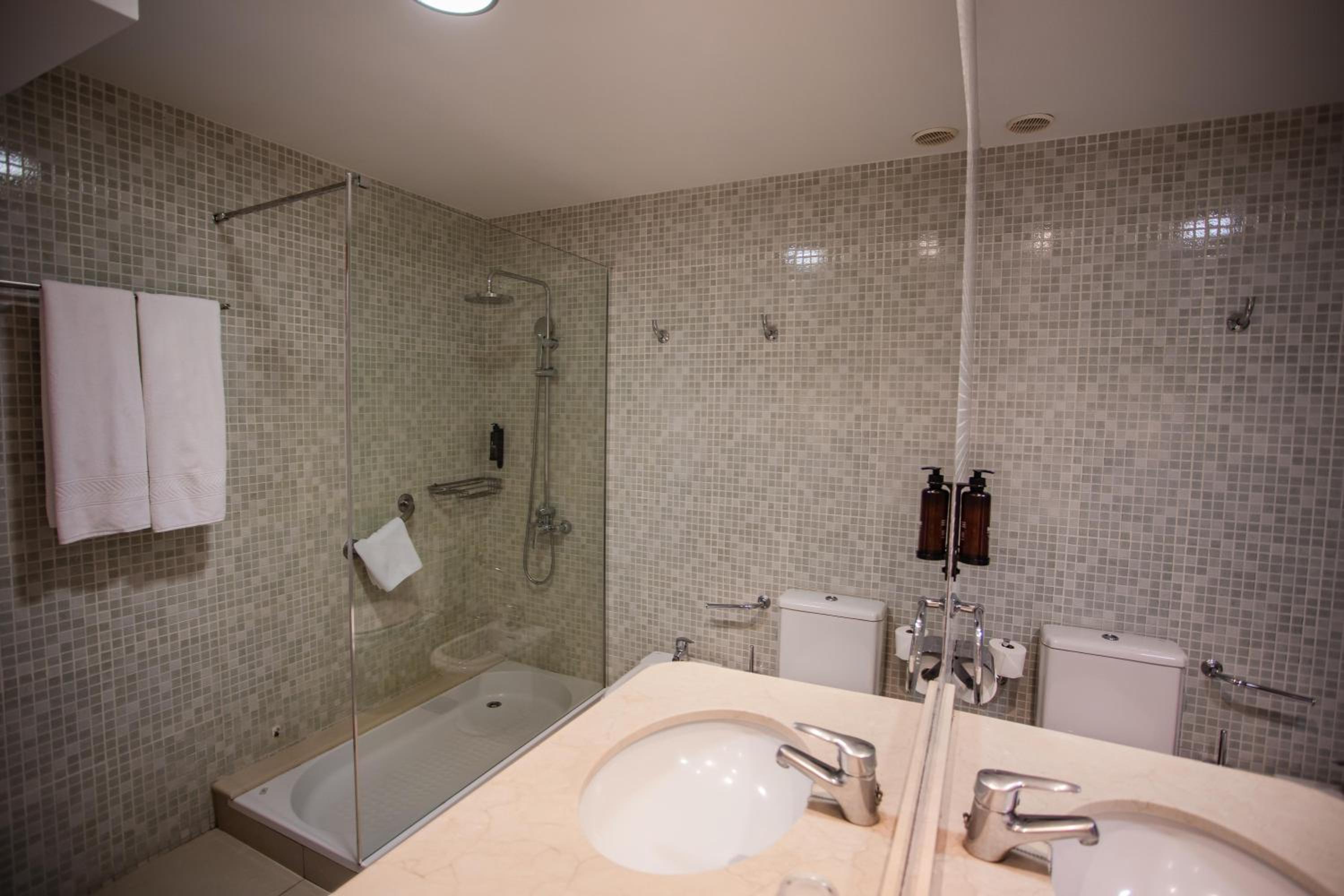 Royal Premier One-Bedroom Apartment with Terrace & Bath Tub (+18) photo 2