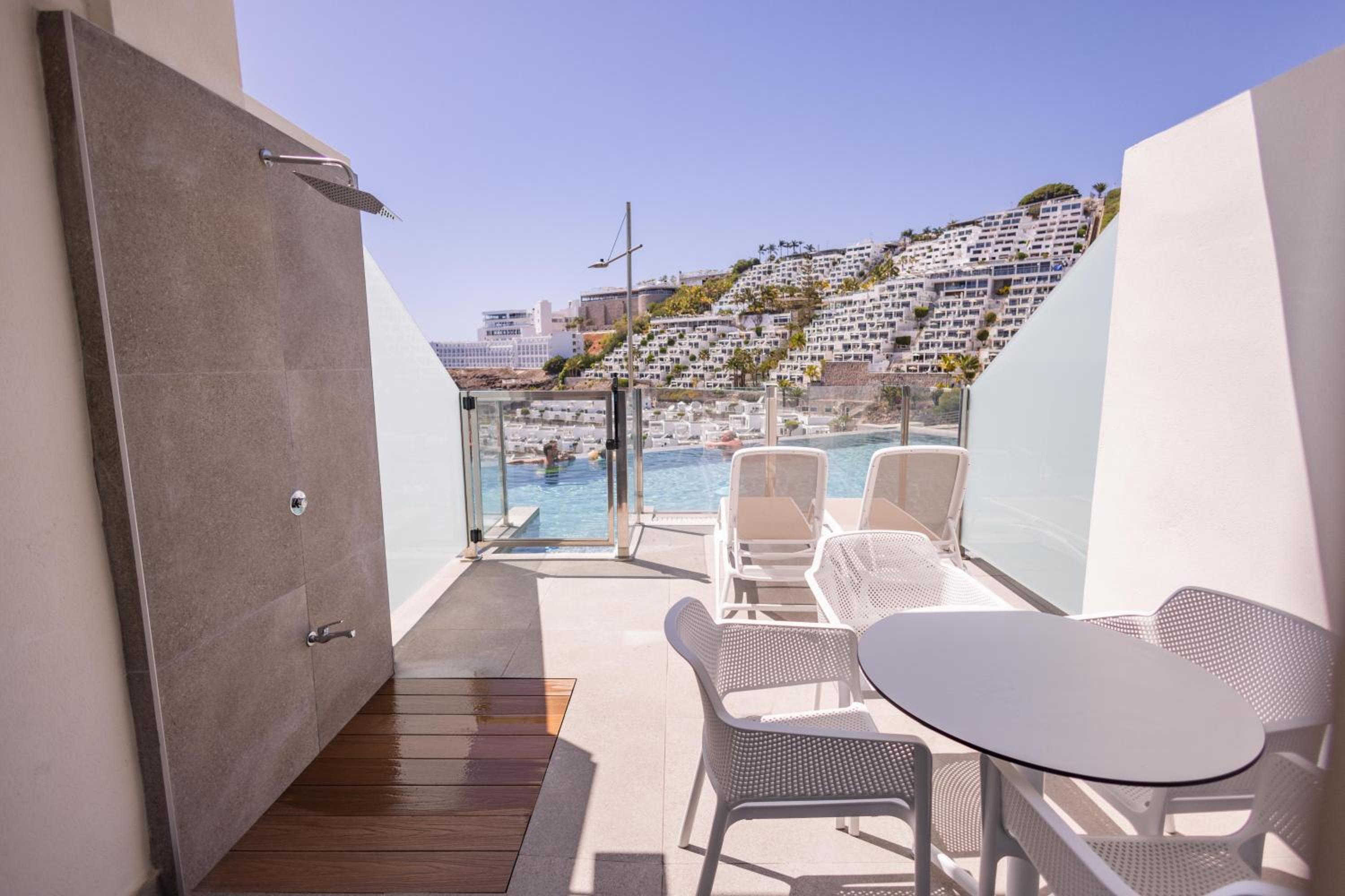 Large Superior Double Room with Pool Access