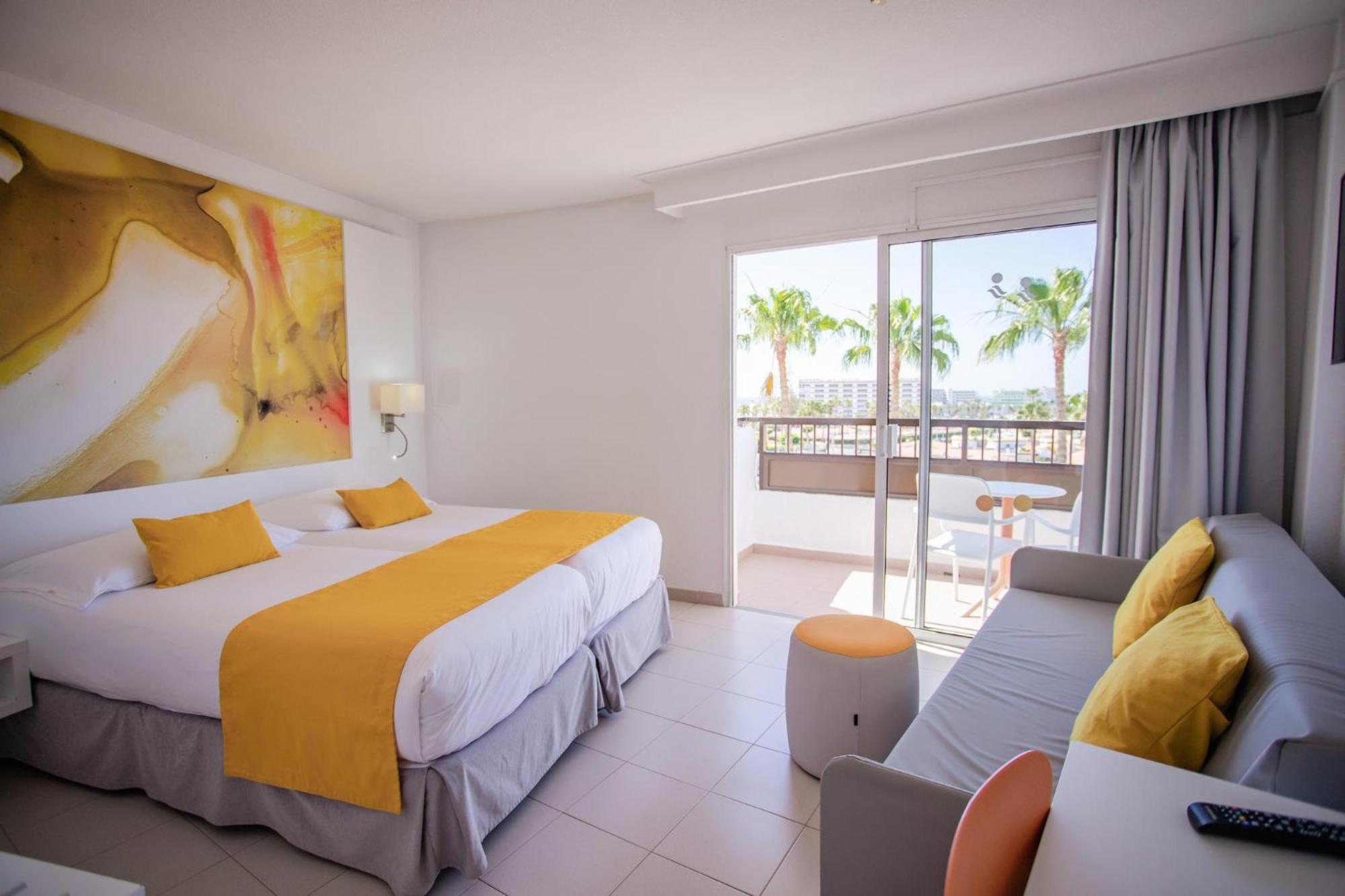 Double Room with Balcony thumbnail 5