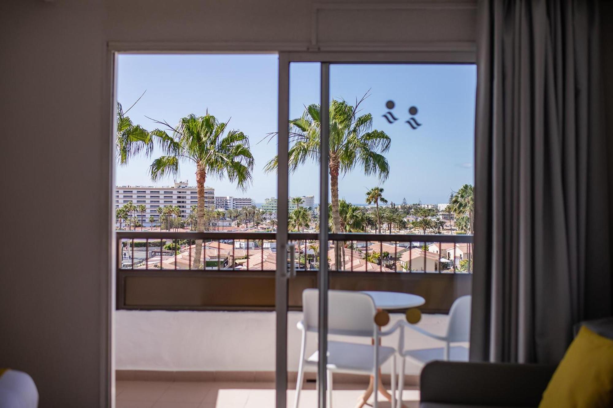 Double Room with Balcony thumbnail 6