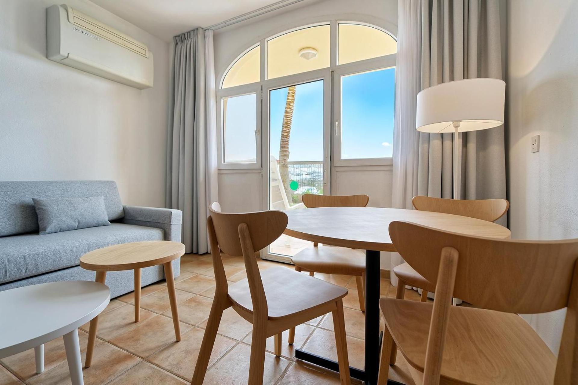 Studio with Large Balcony, Family Area photo 2