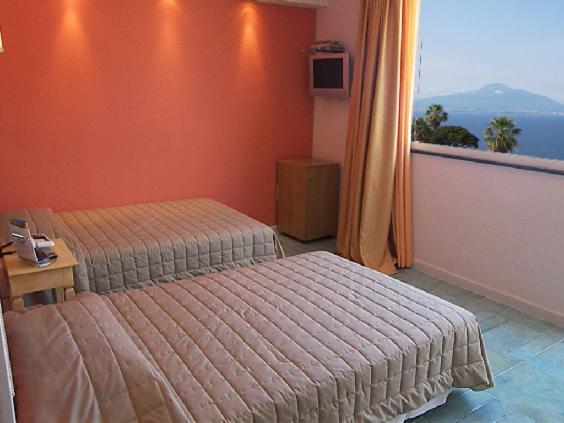Standard Double or Twin Room with Sea View - Photo 9