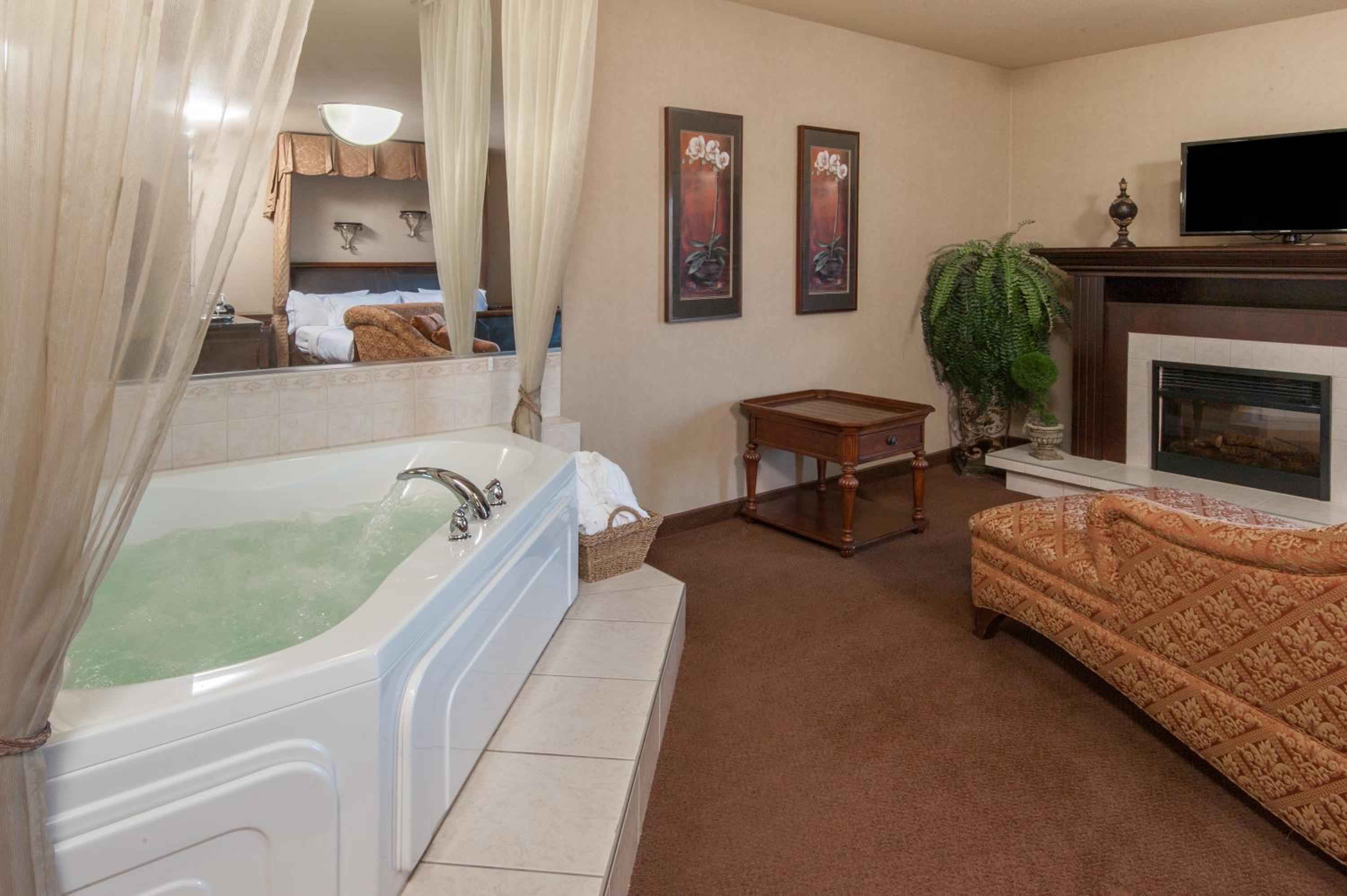 Family Suite with One King Bed and Two Twin Beds - Non-Smoking - Photo 3