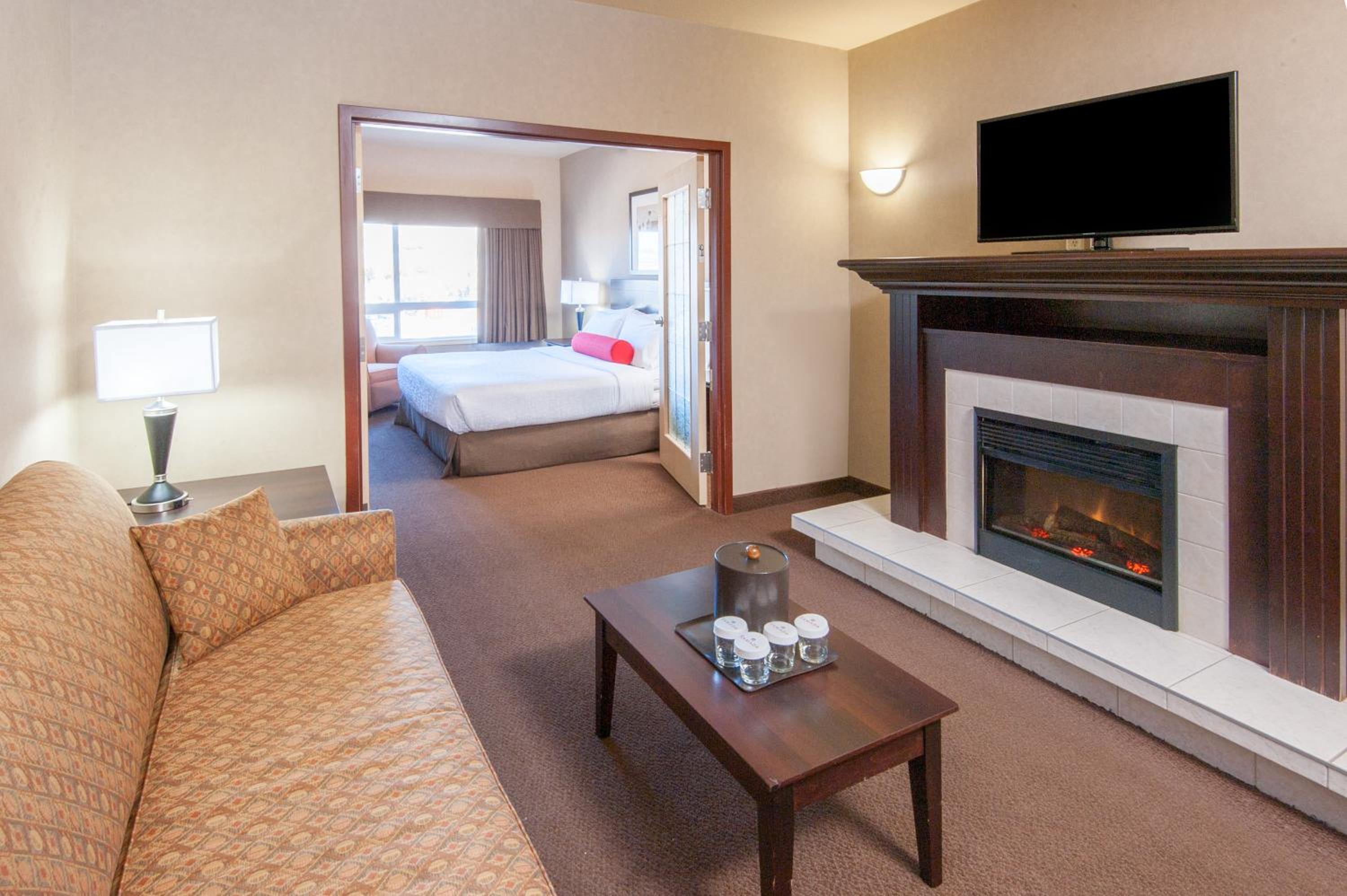 Family Suite with One King Bed and Two Twin Beds - Non-Smoking - Photo 2