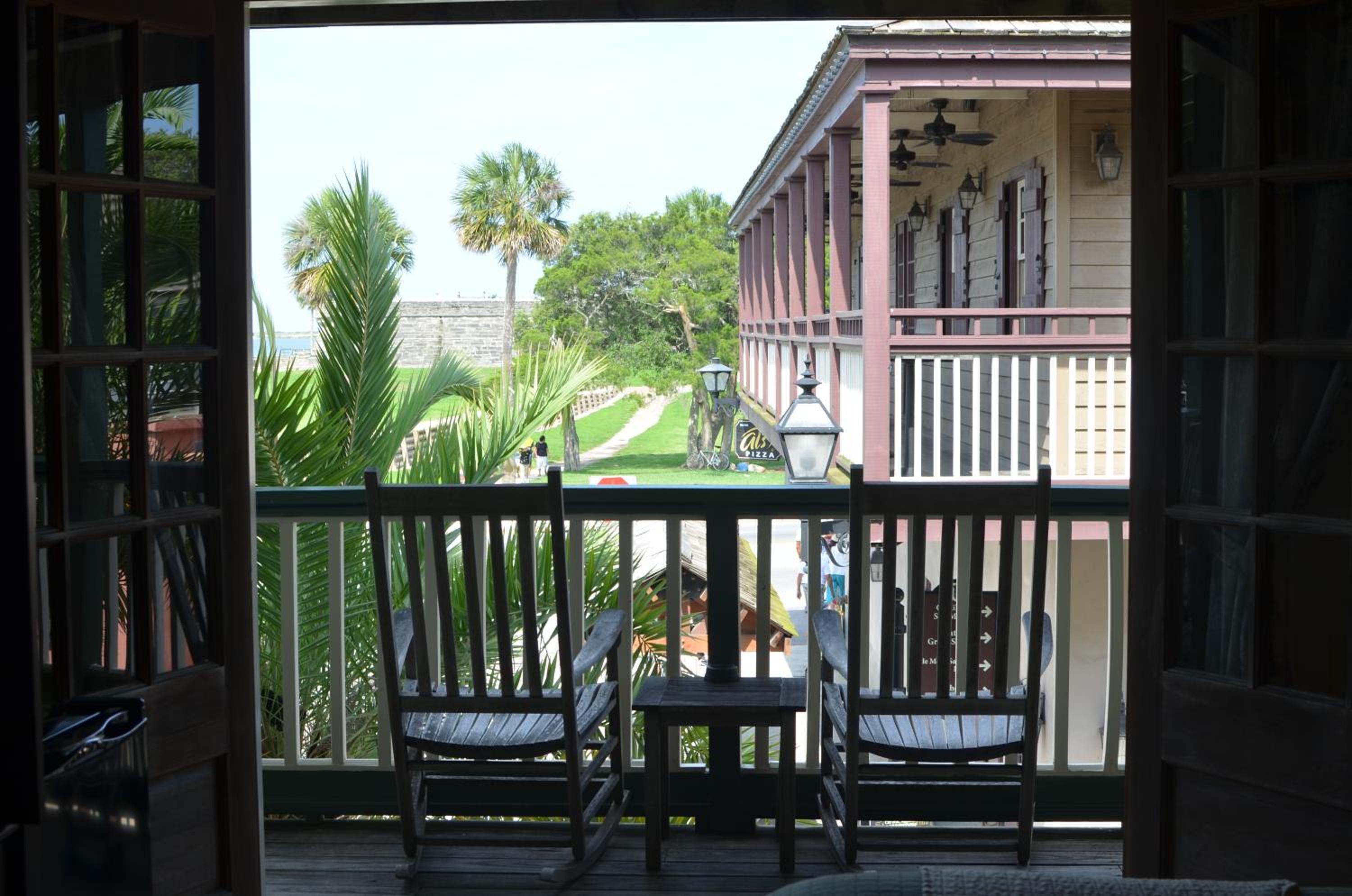 Superior King Room with Balcony - Photo 13
