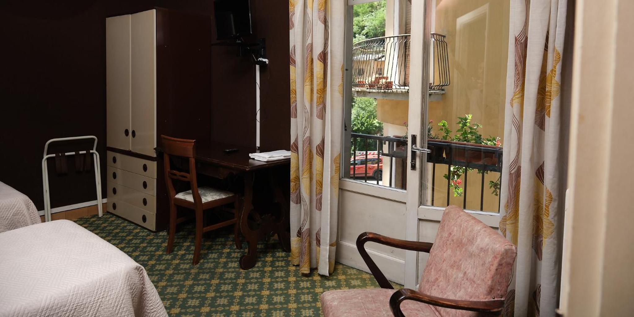 Large Double or Twin Room - Photo 9
