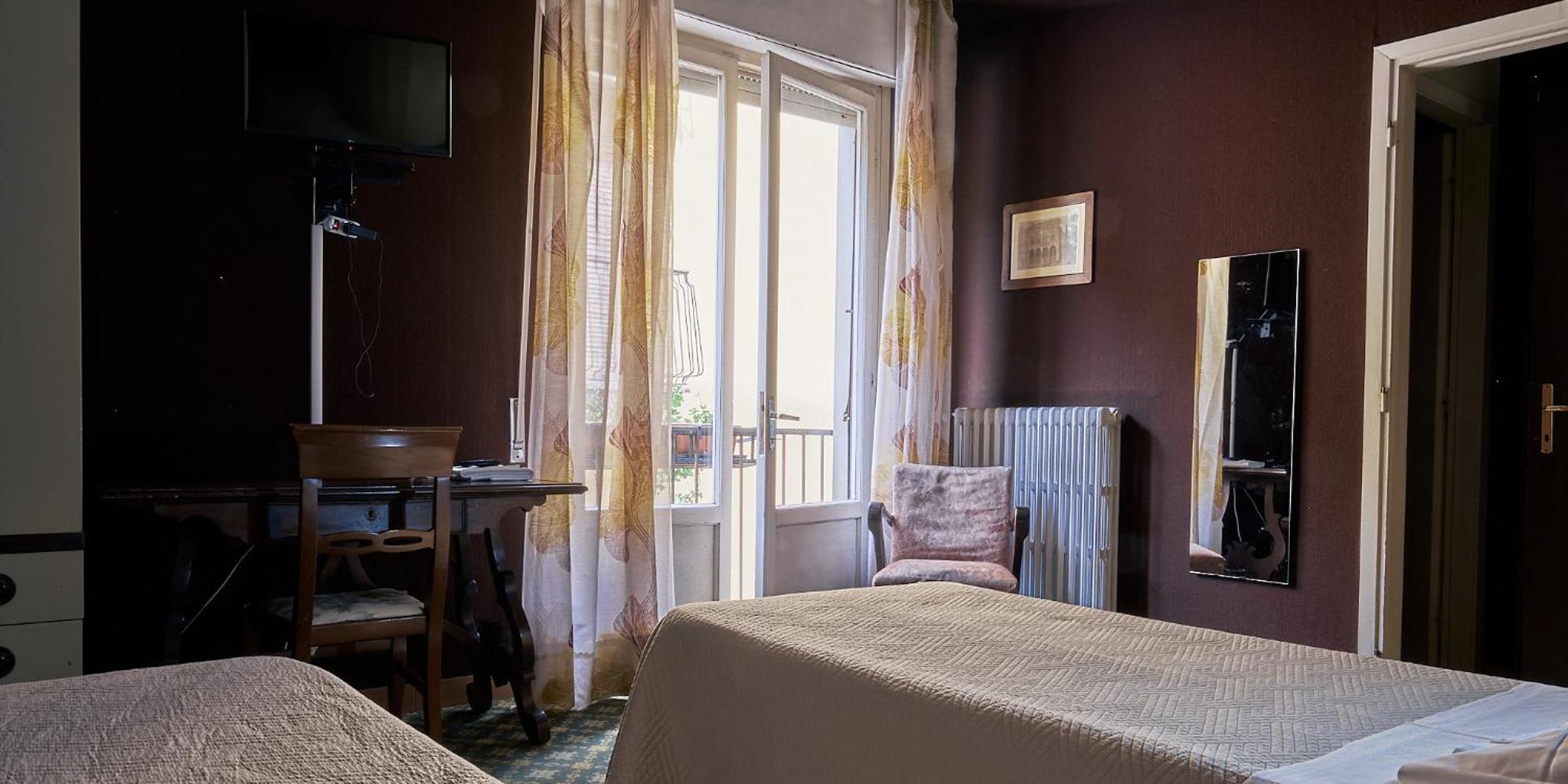 Large Double or Twin Room - Photo 10