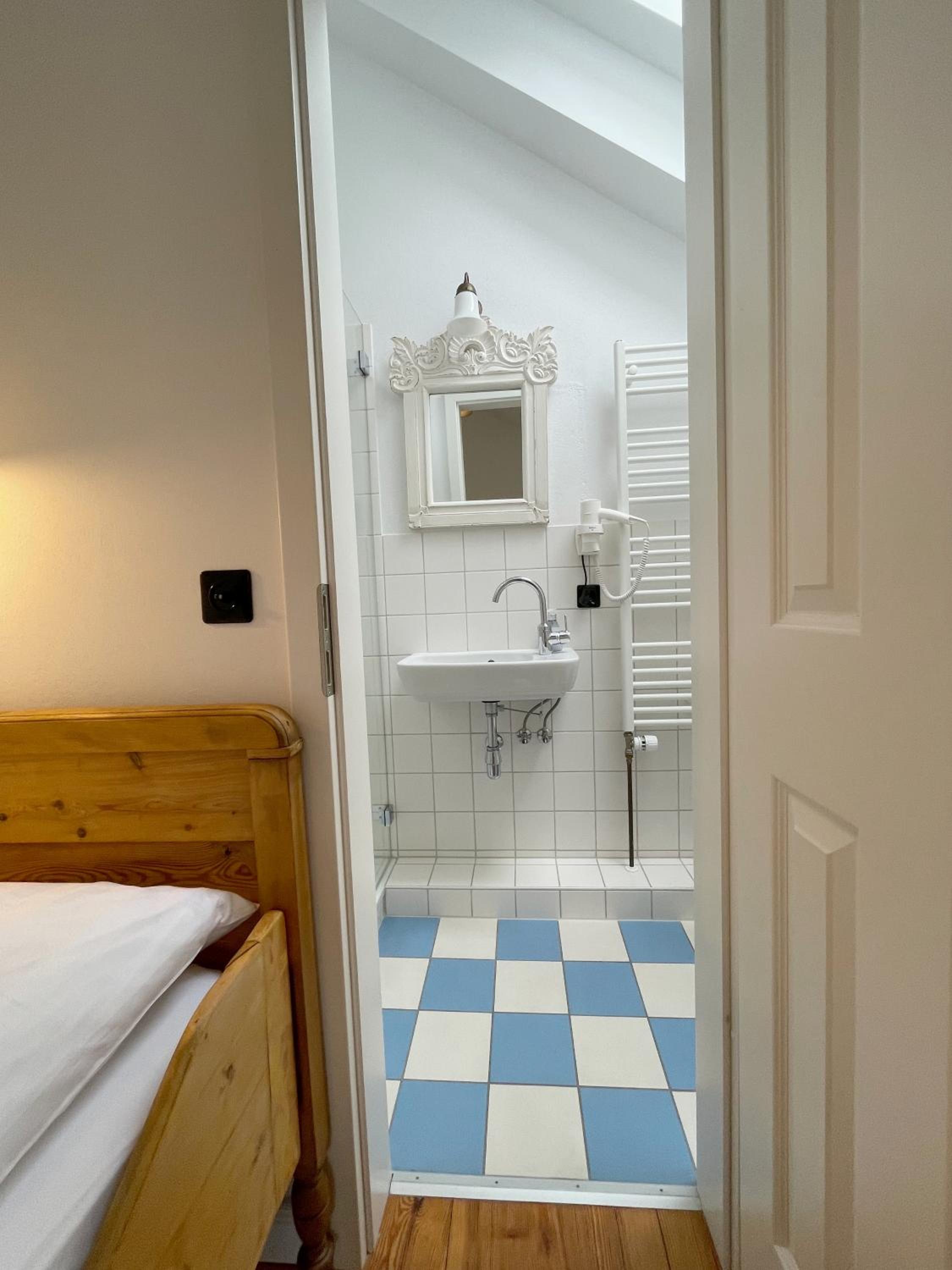 Small Single Room photo 3