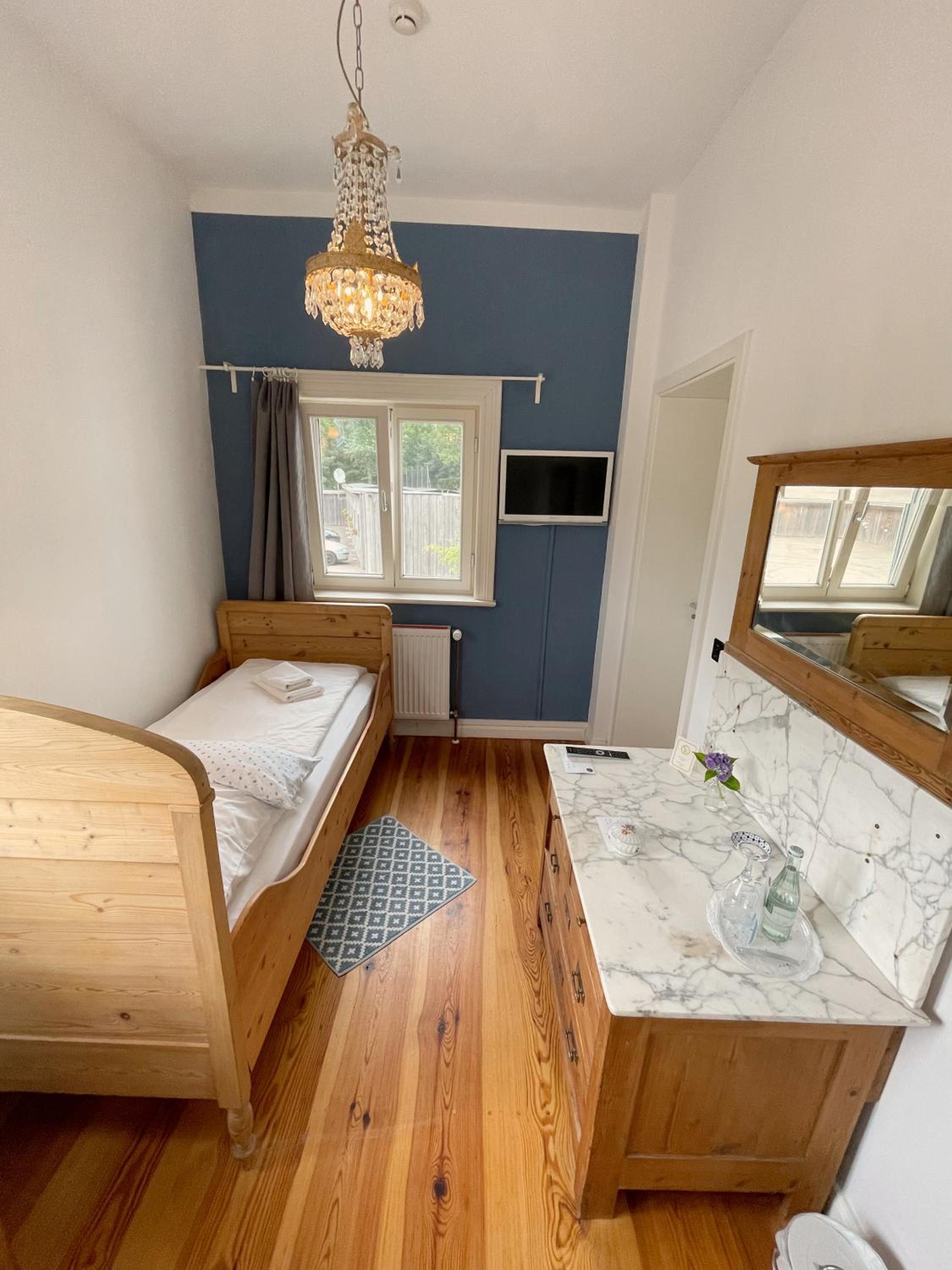 Single Room with Bathroom photo 1