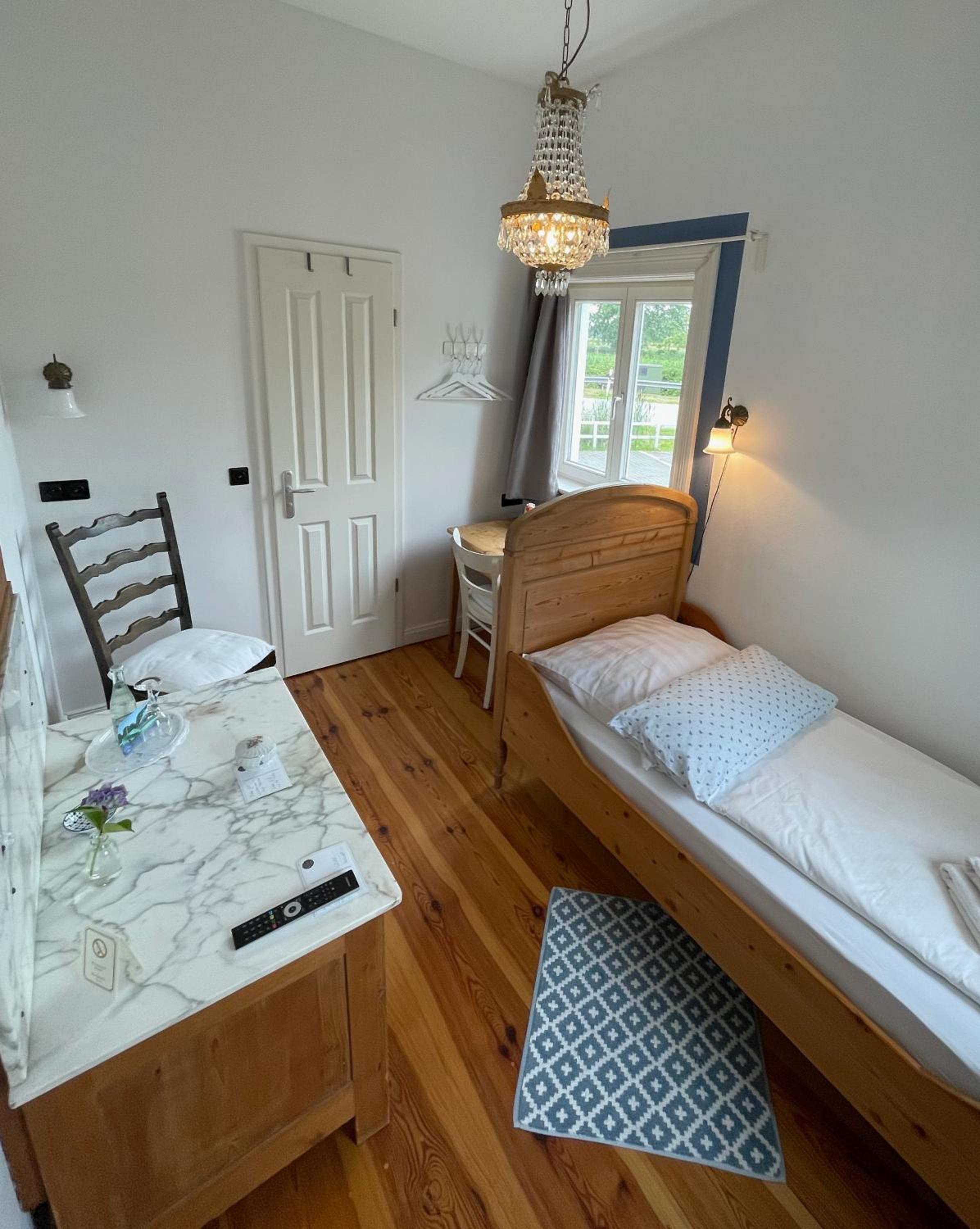 Single Room with Bathroom photo 2