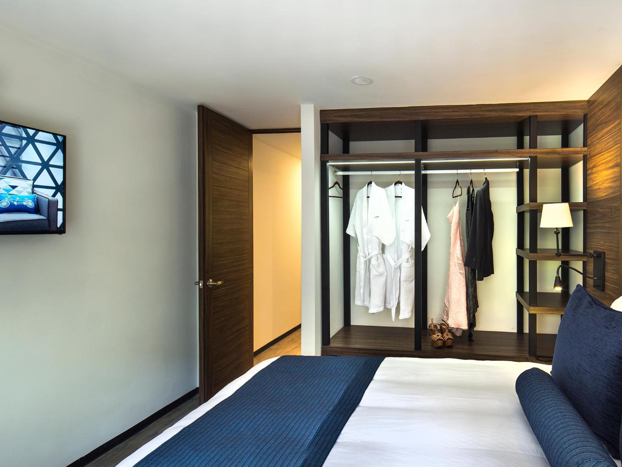 Executive Suite - Photo 15