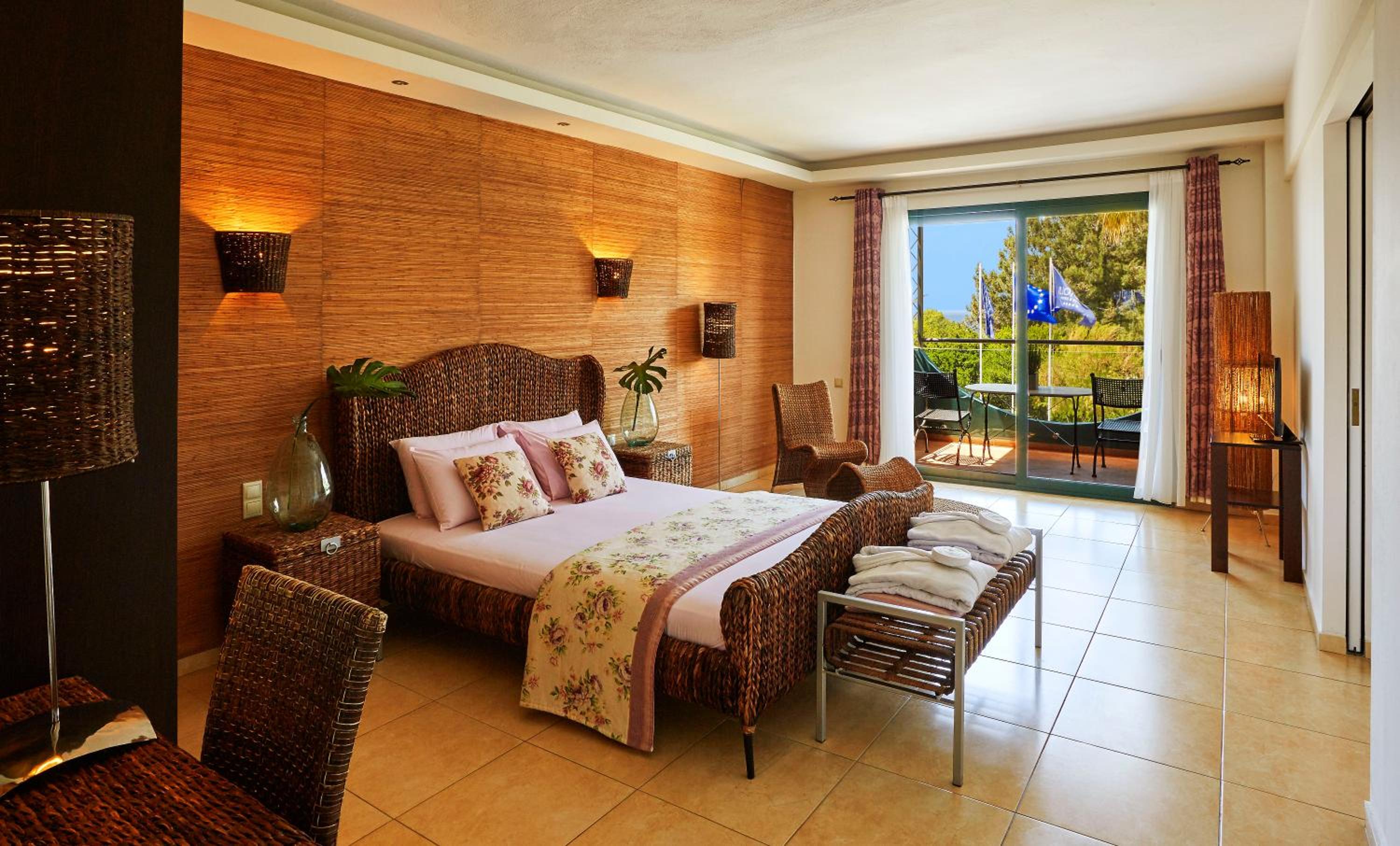 Honeymoon Suite with Side Sea View
