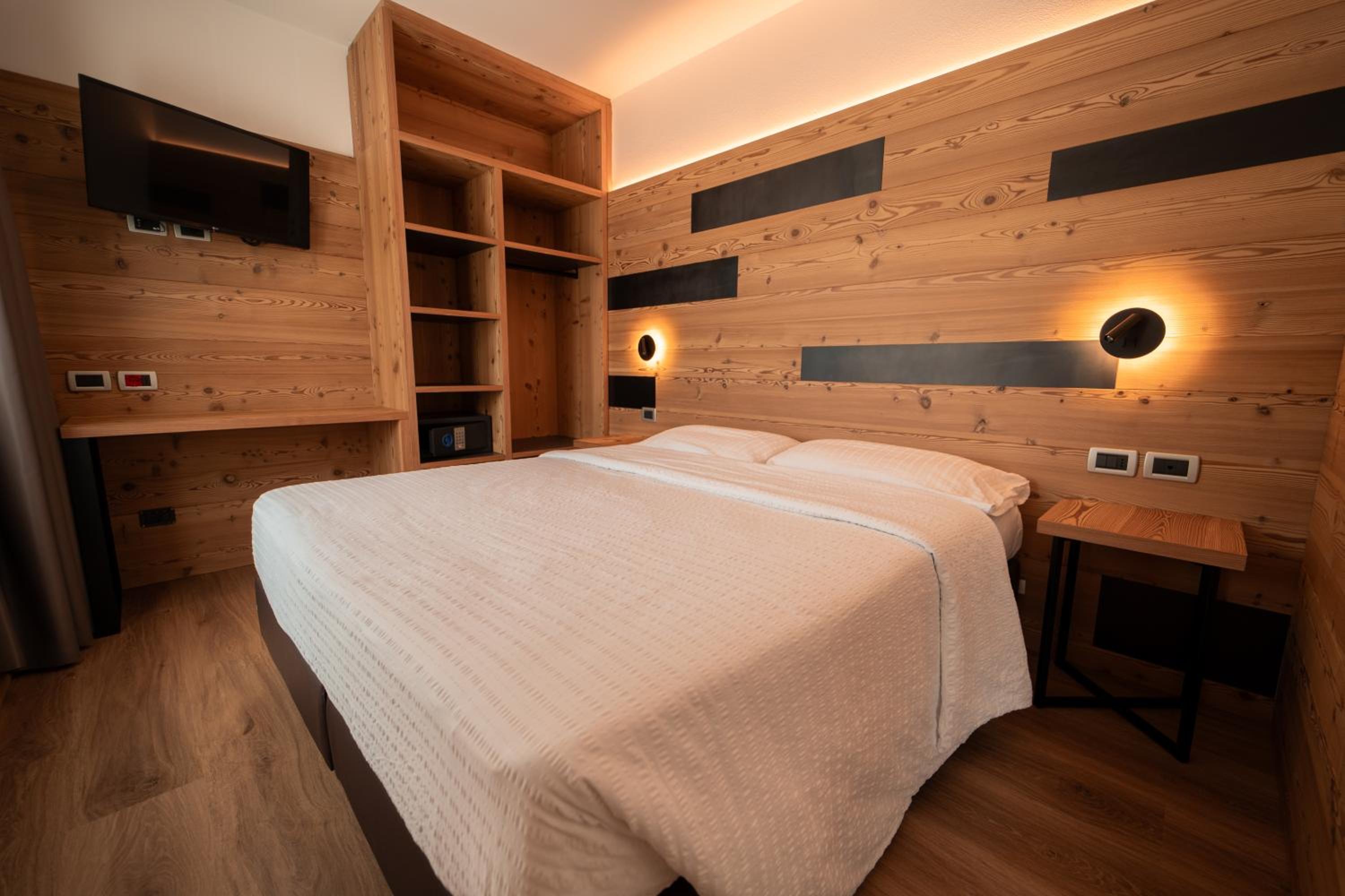Double or Twin Room with Balcony photo 3