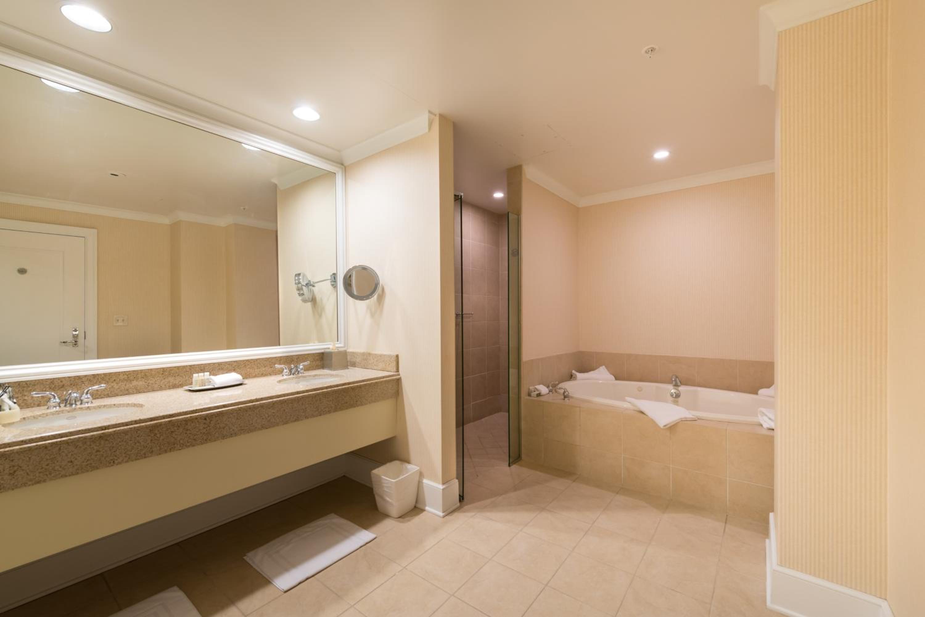Suite with Balcony - Photo 3