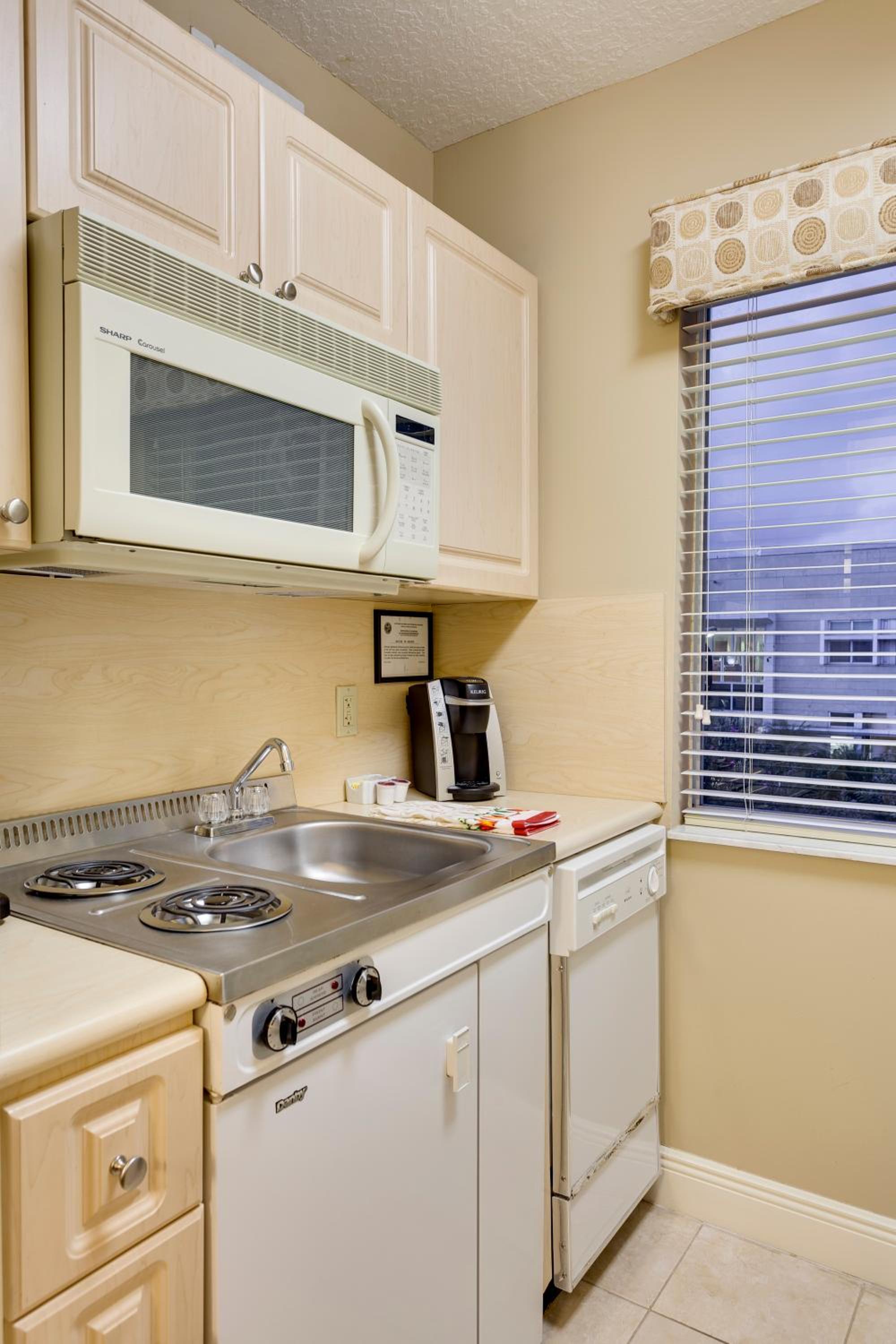Queen Suite - Photo 2