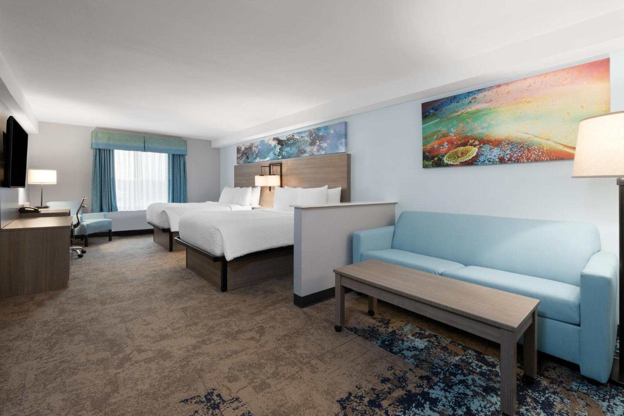 Standard Queen Room with Sofa Bed - Photo 2