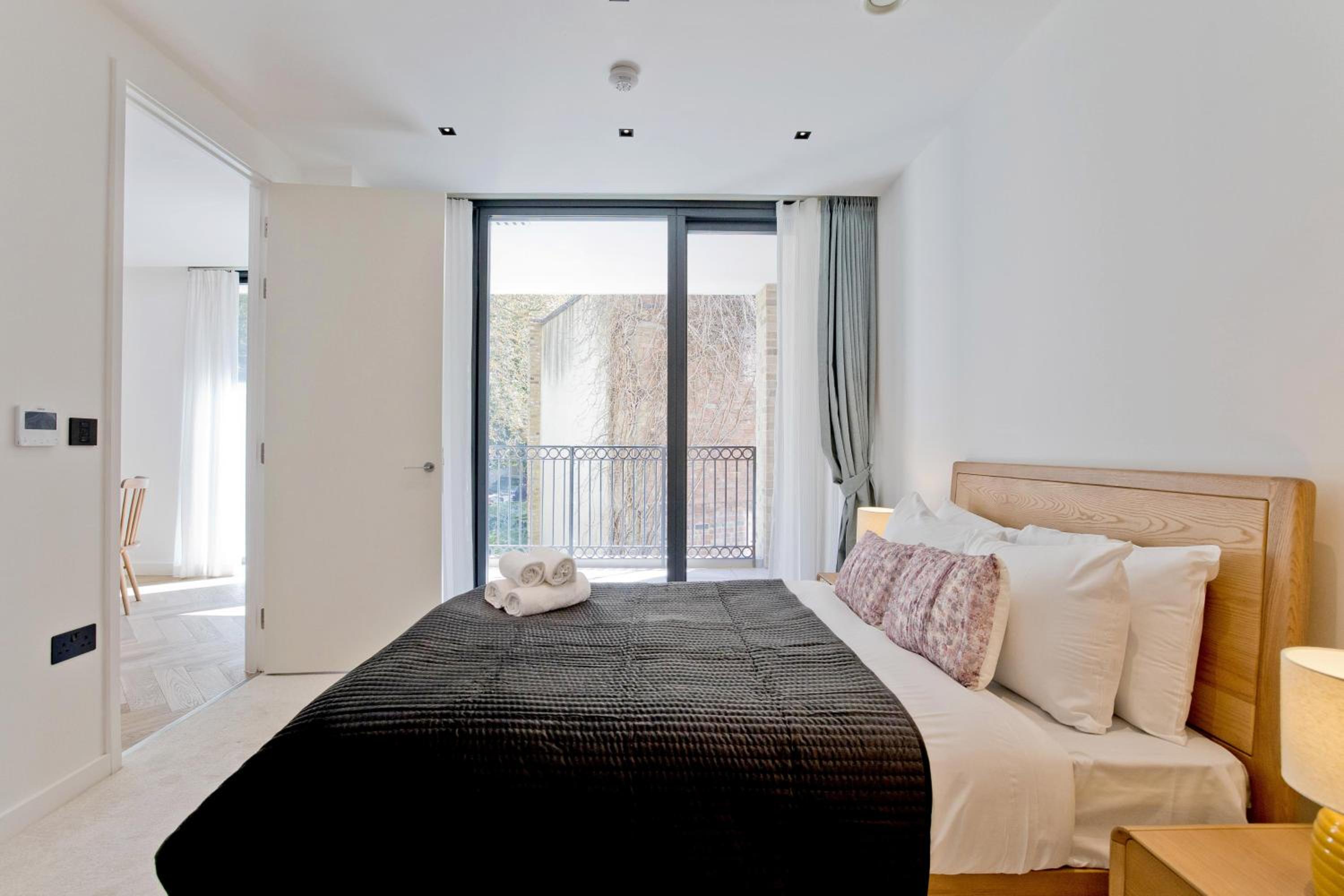 Deluxe One-Bedroom Apartment with Garden View photo 1