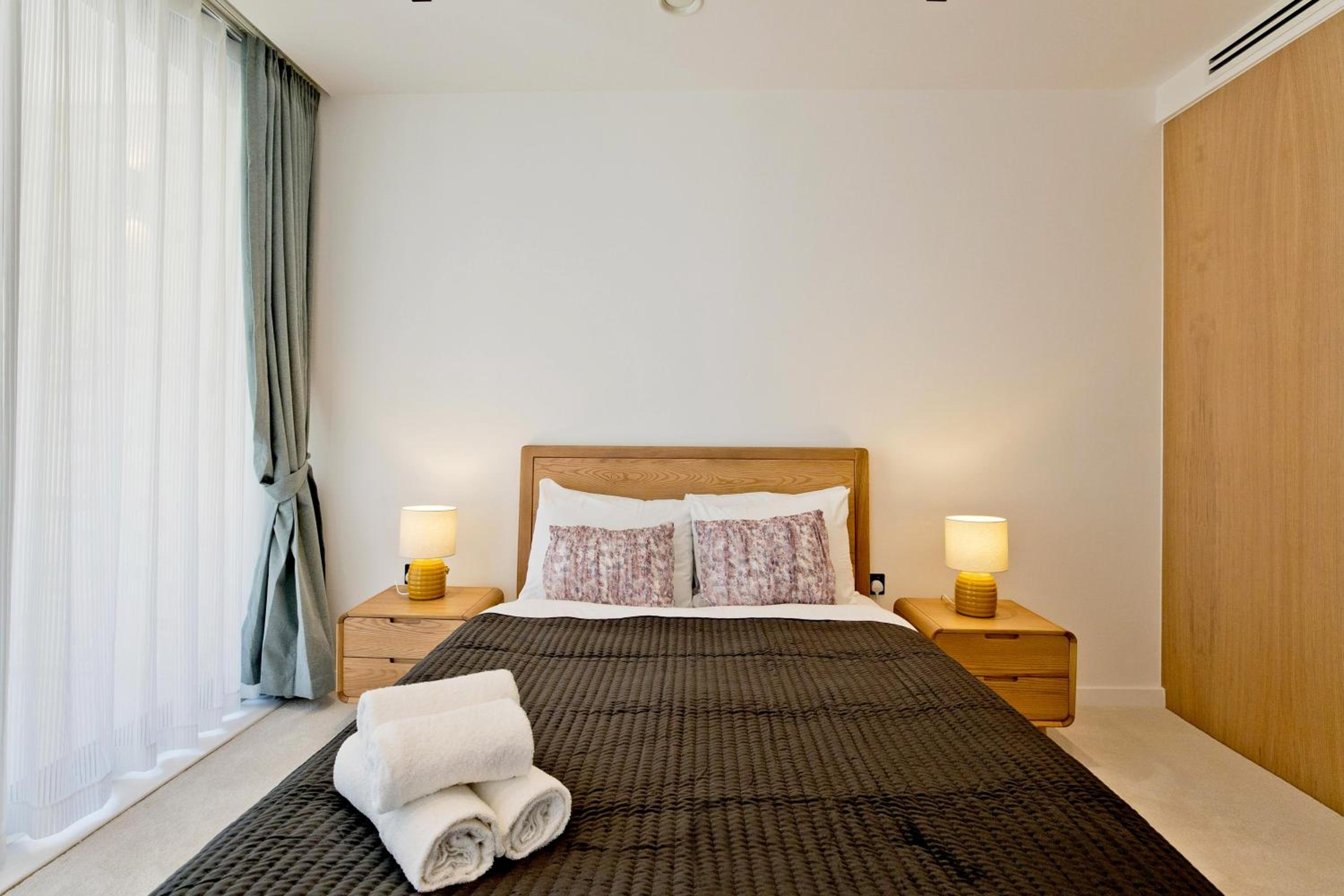 Deluxe One-Bedroom Apartment with Garden View photo 2