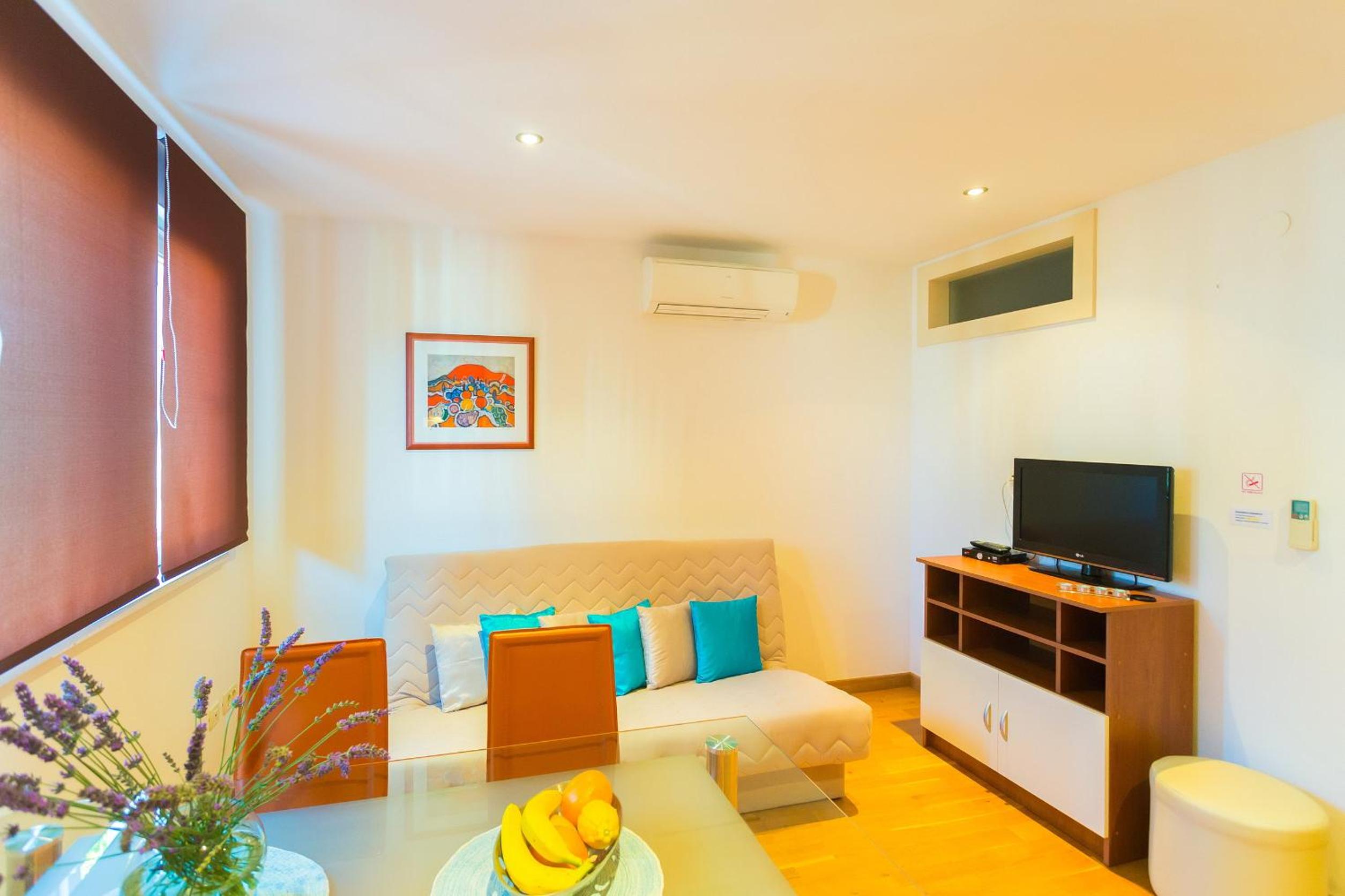 One-Bedroom Apartment without balcony with Garden View