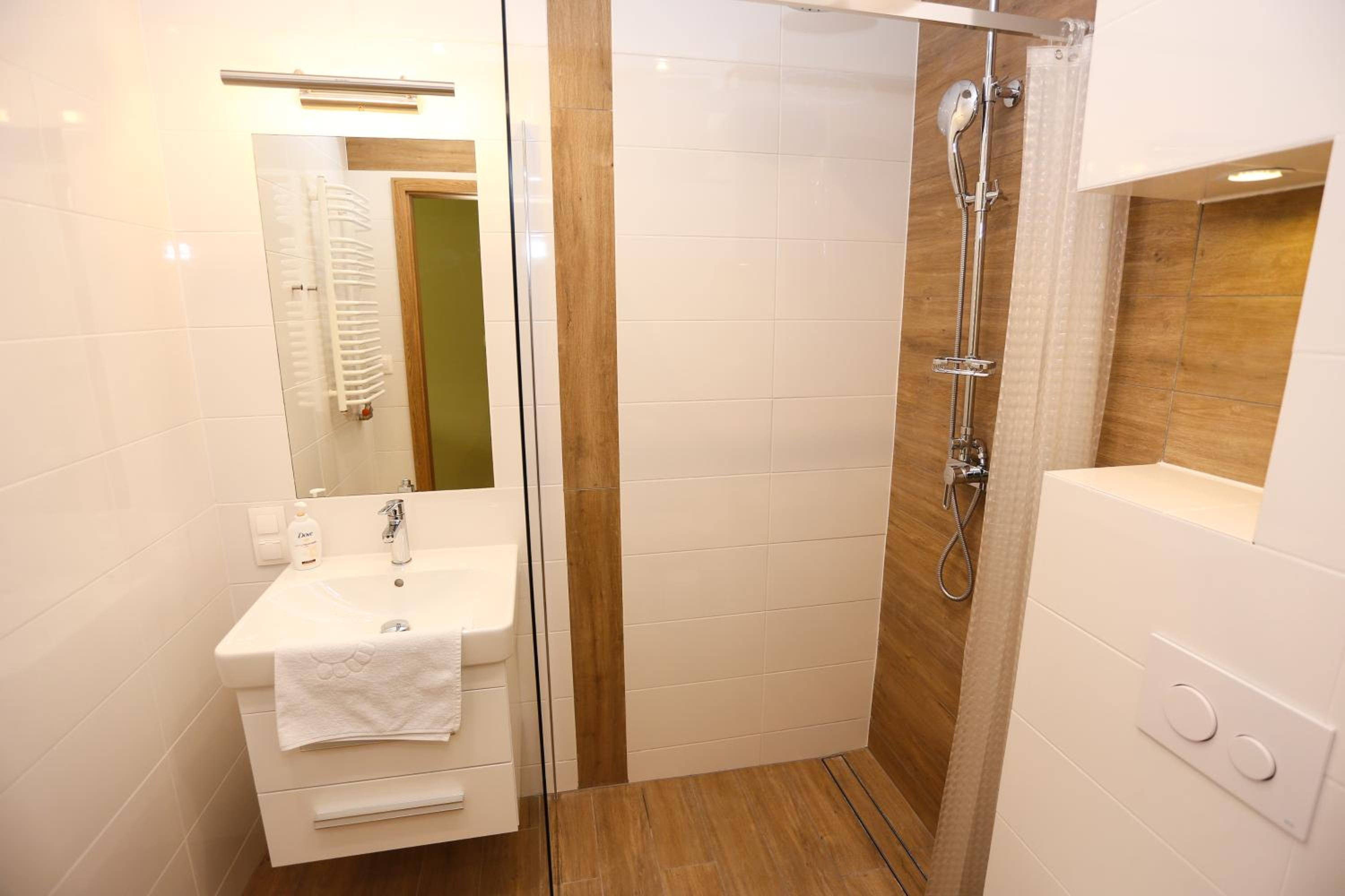 Double Room with Private Bathroom - Photo 2