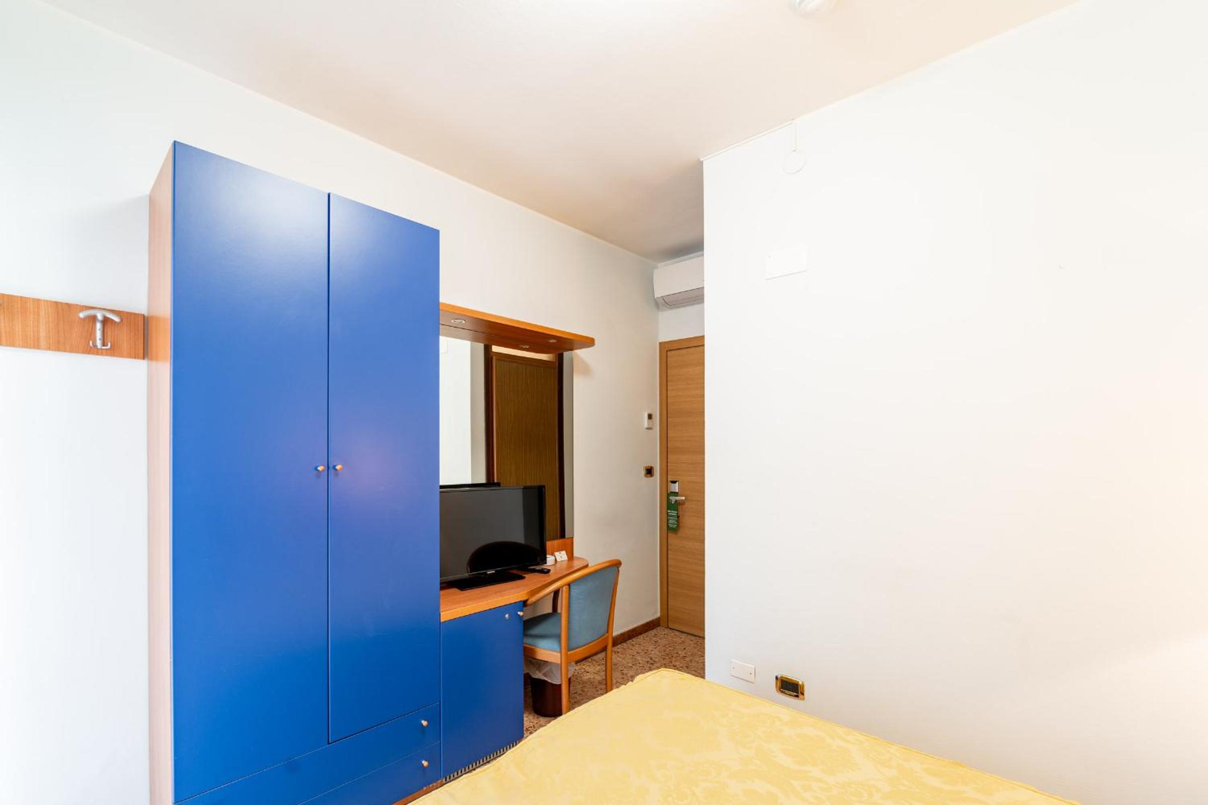 Single Room with Balcony and Lateral Sea View