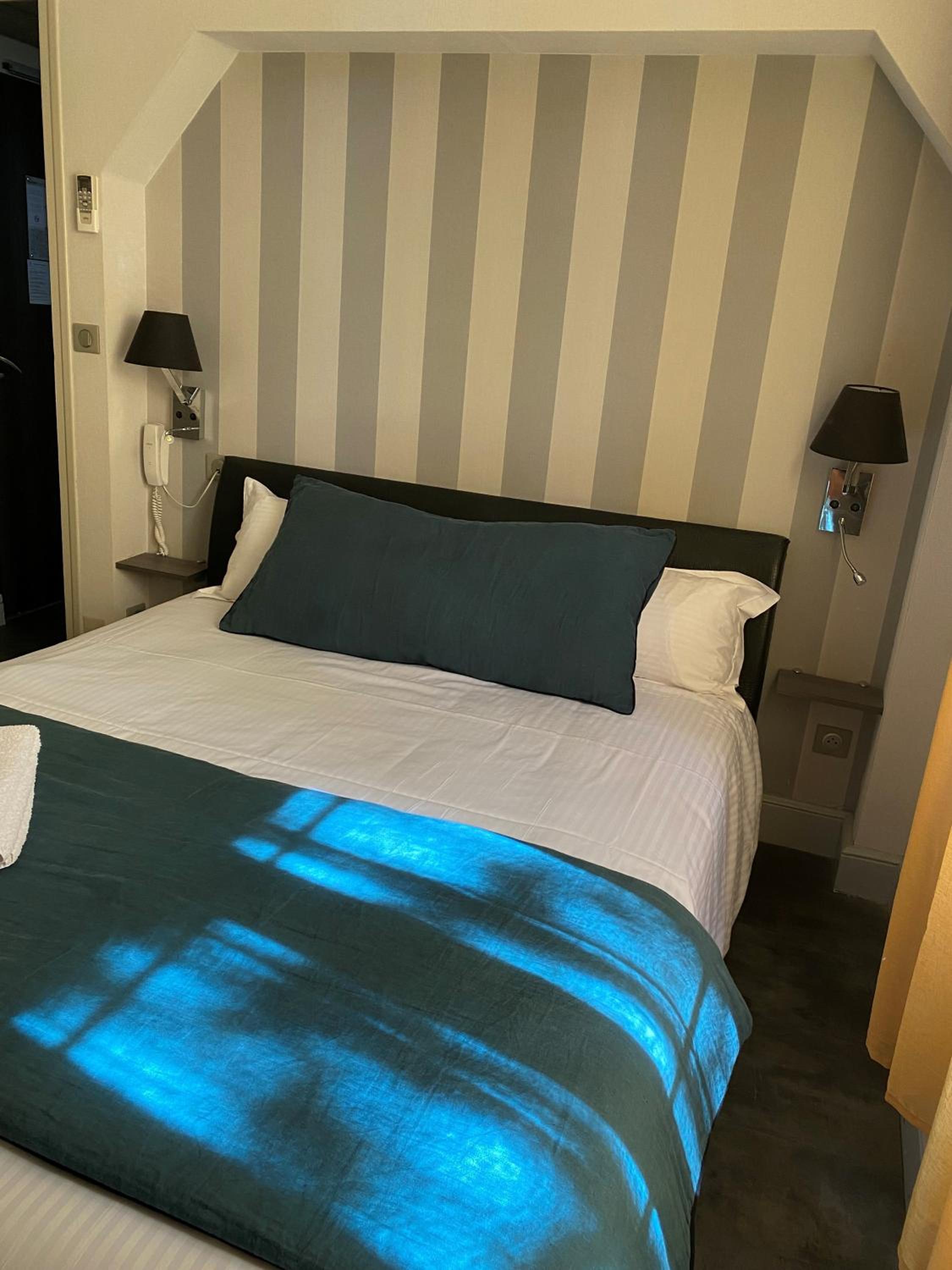 Deluxe Double Room with Bath photo 3