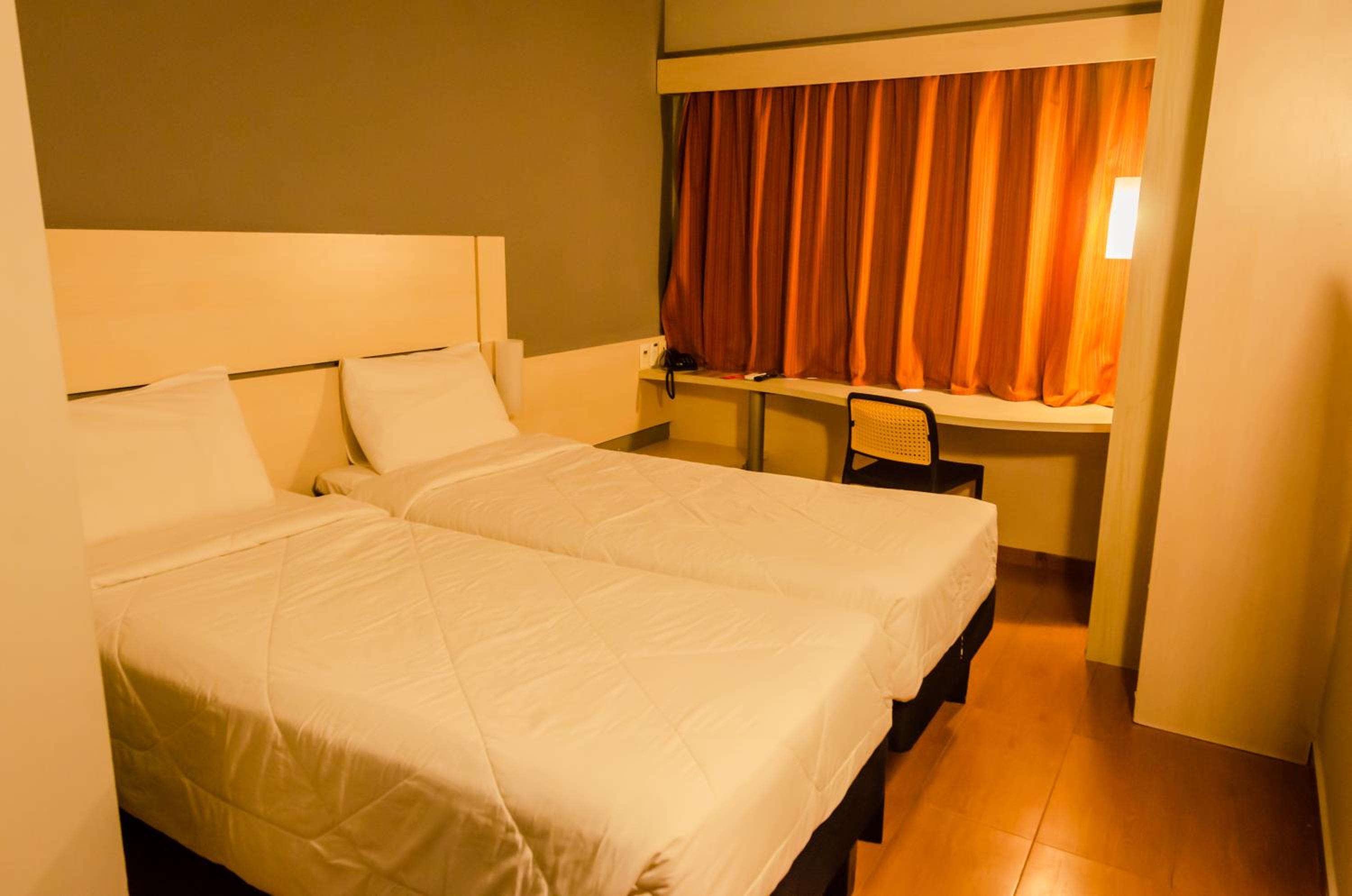 Classic Room with One Double Bed and One Single Bed photo 2