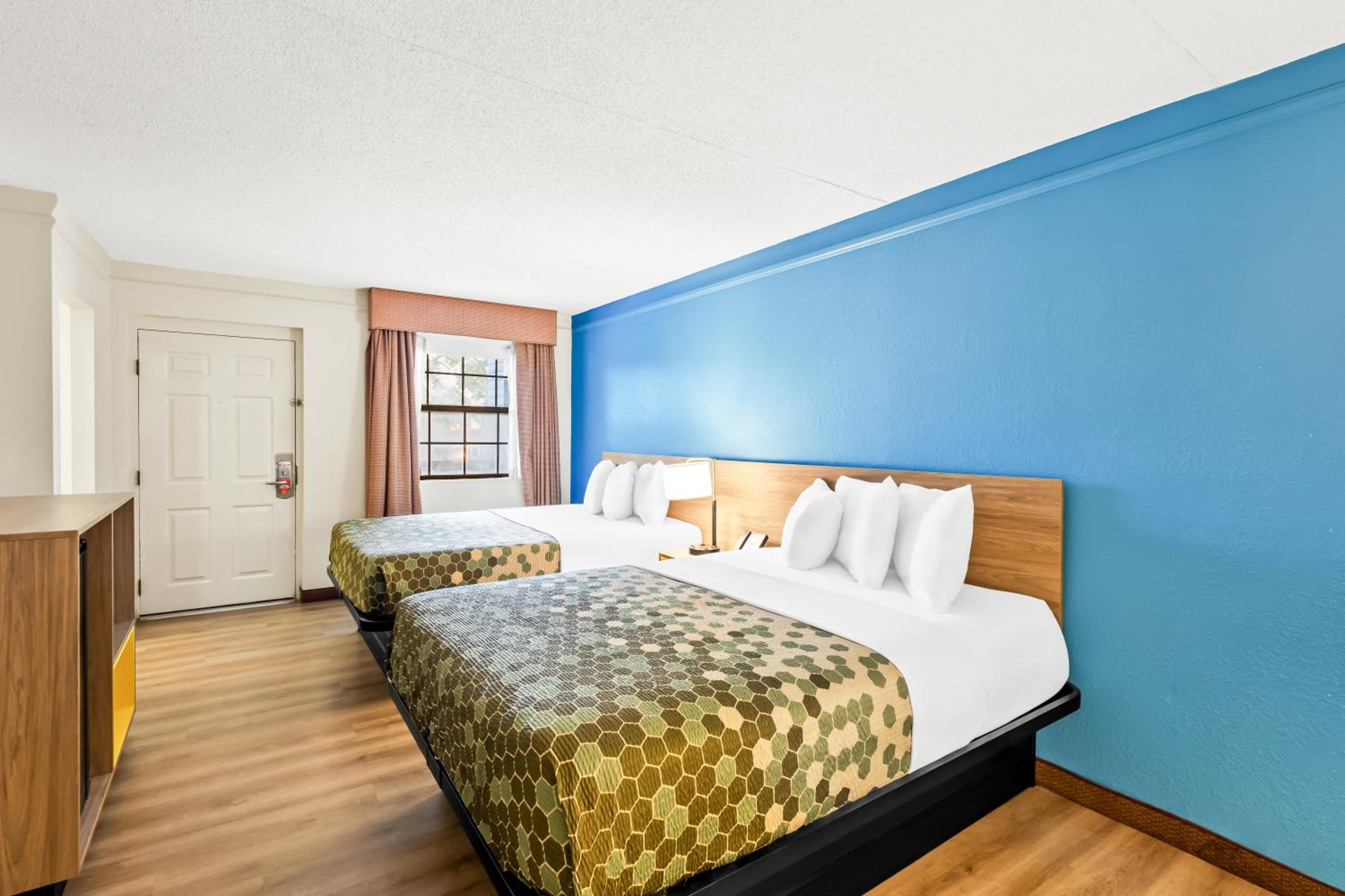 Quadruple Room with Two Queen Beds - Non Smoking - Photo 2