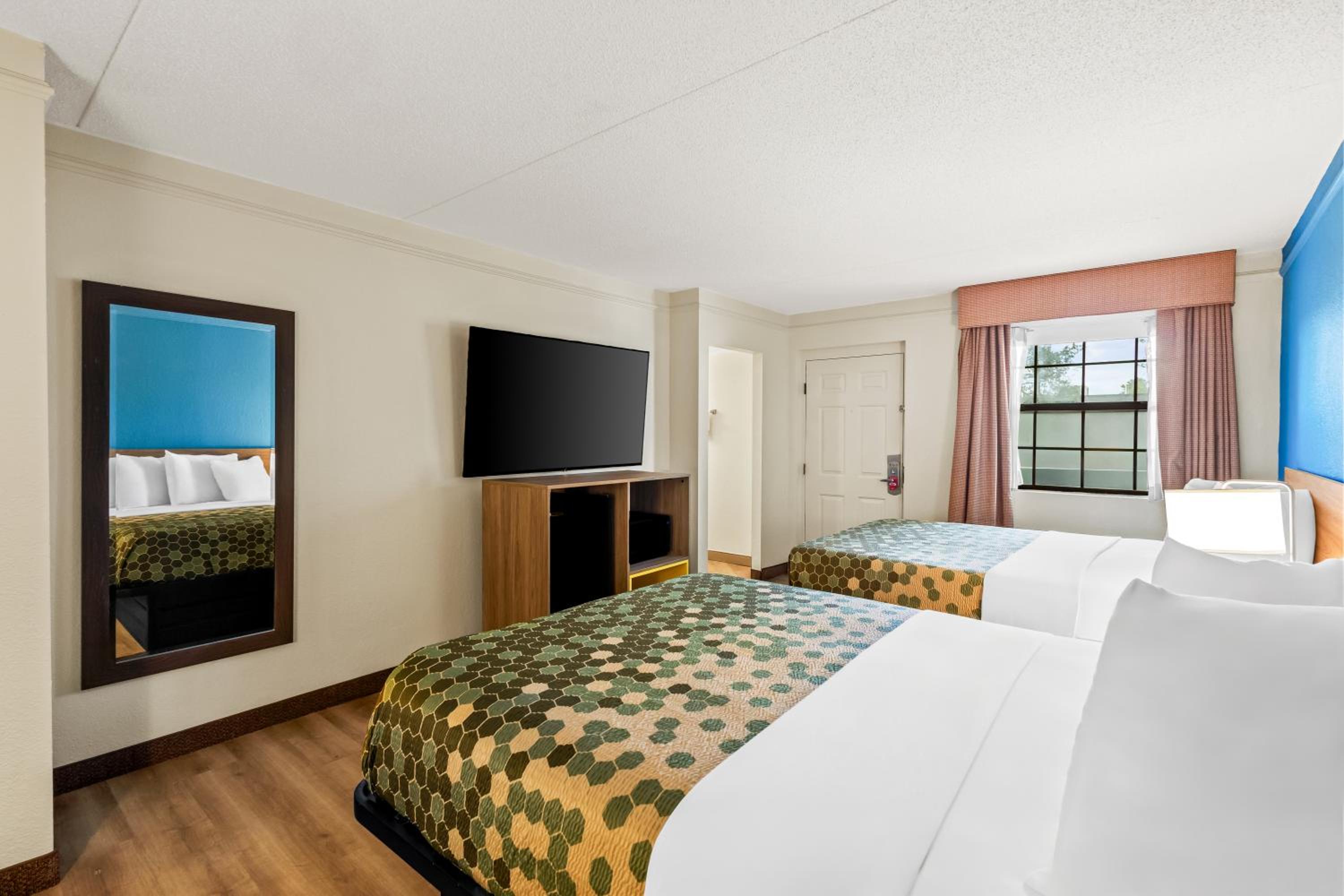 Quadruple Room with Two Queen Beds - Non Smoking - Photo 1